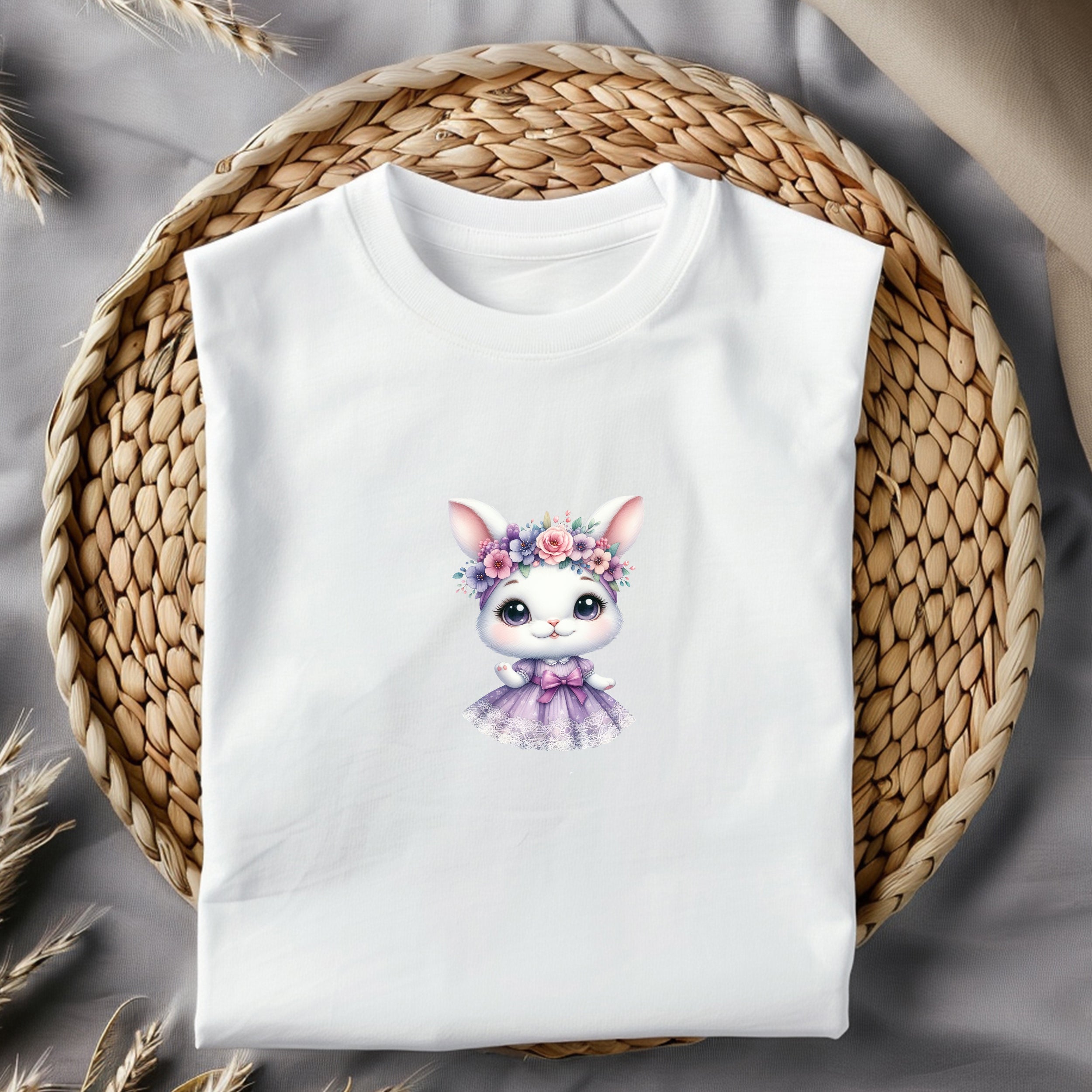 Weißes T-Shirt mit niedlichem Hasenmotiv und Blumenkranz.