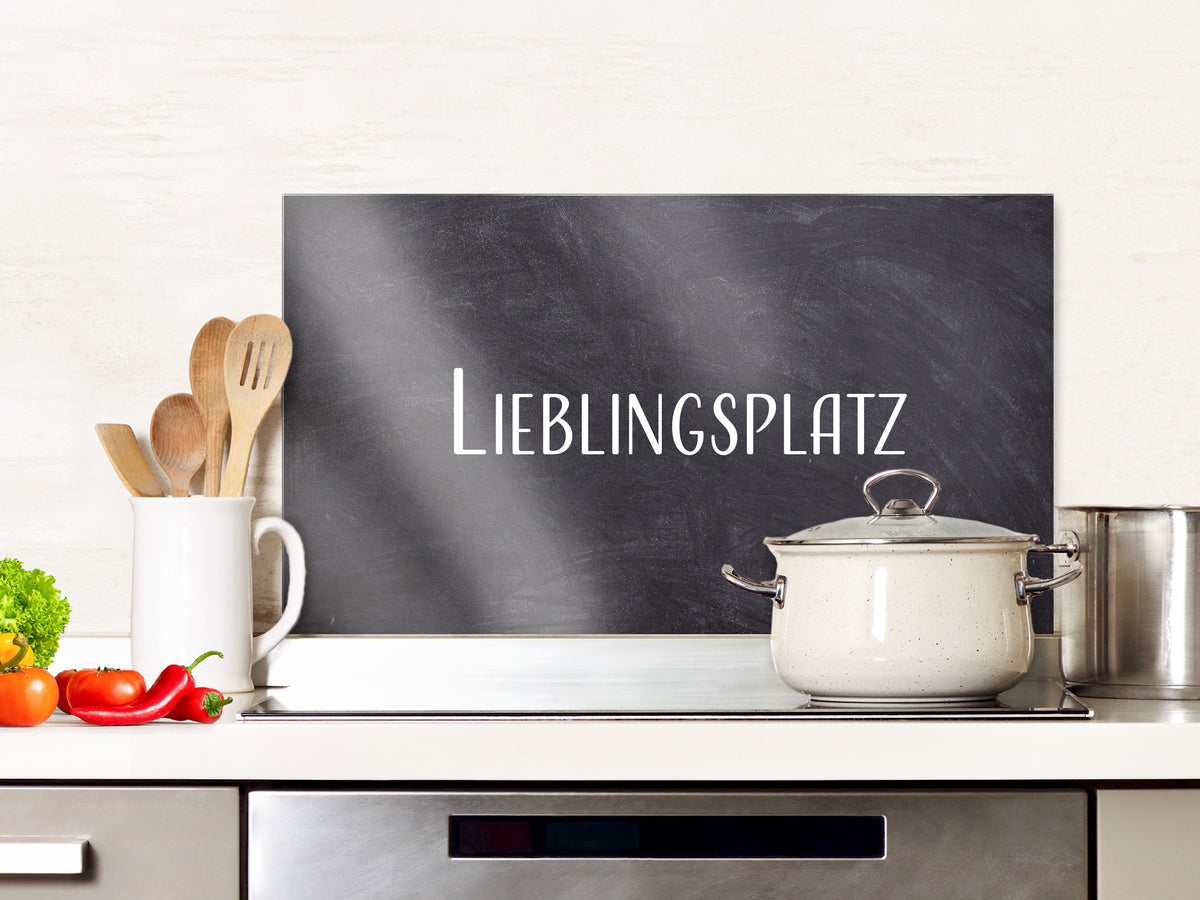 Detailansicht des Glas-Spritzschutzes Lieblingsplatz in einer Küche