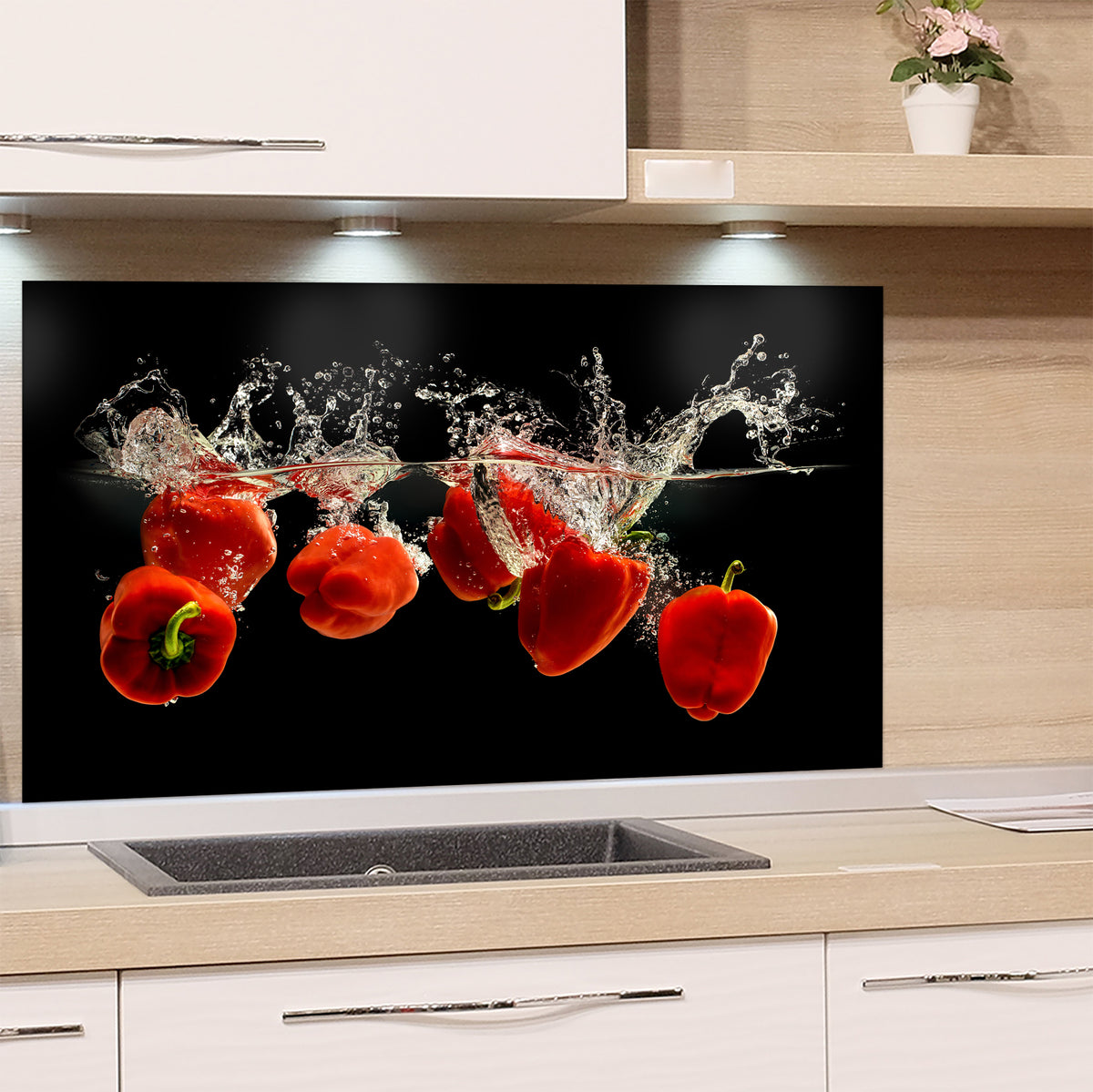 Glas-Spritzschutz mit roten Paprika in Wasserspritzern