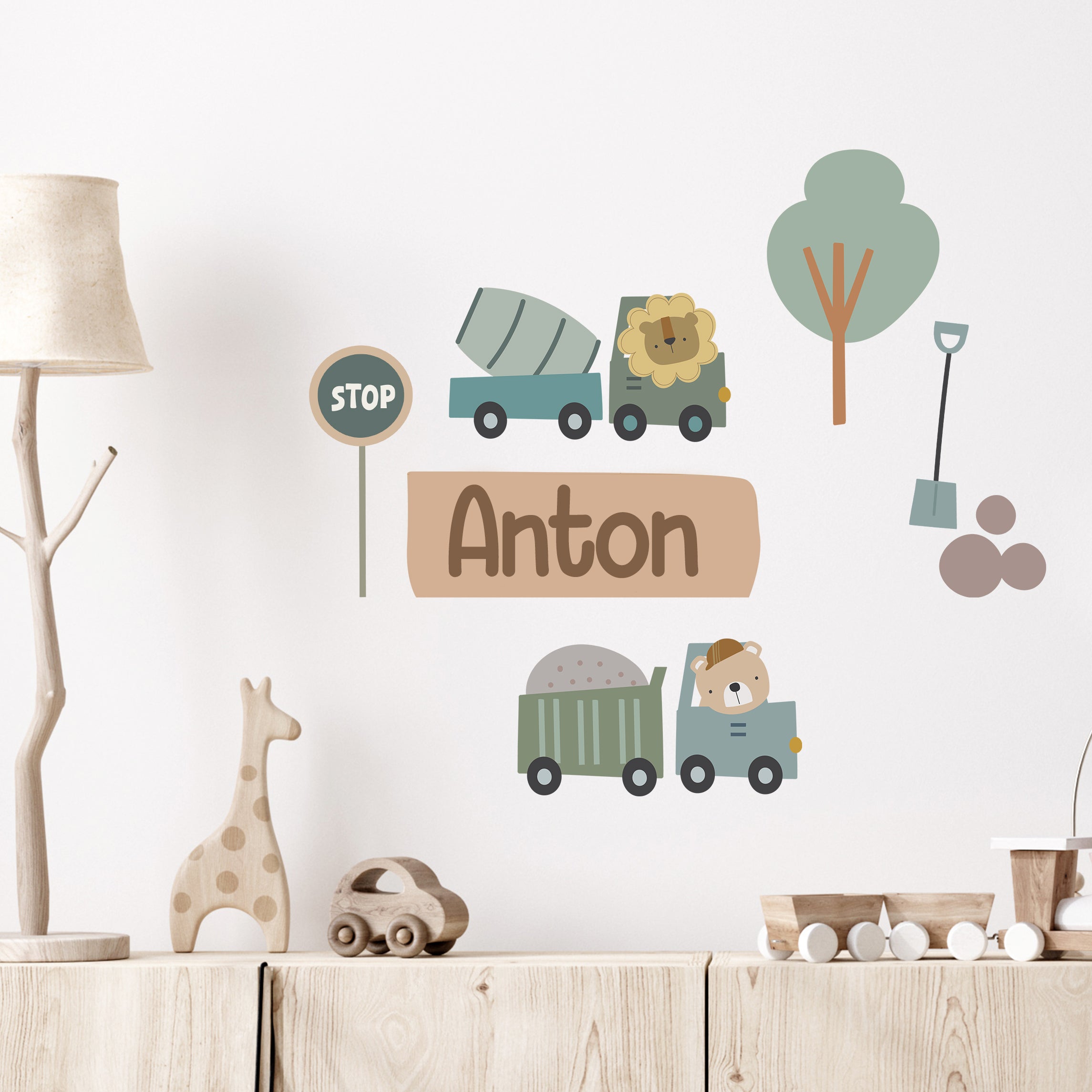 Wandtattoo mit bunten Fahrzeugen und dem Namen Anton.