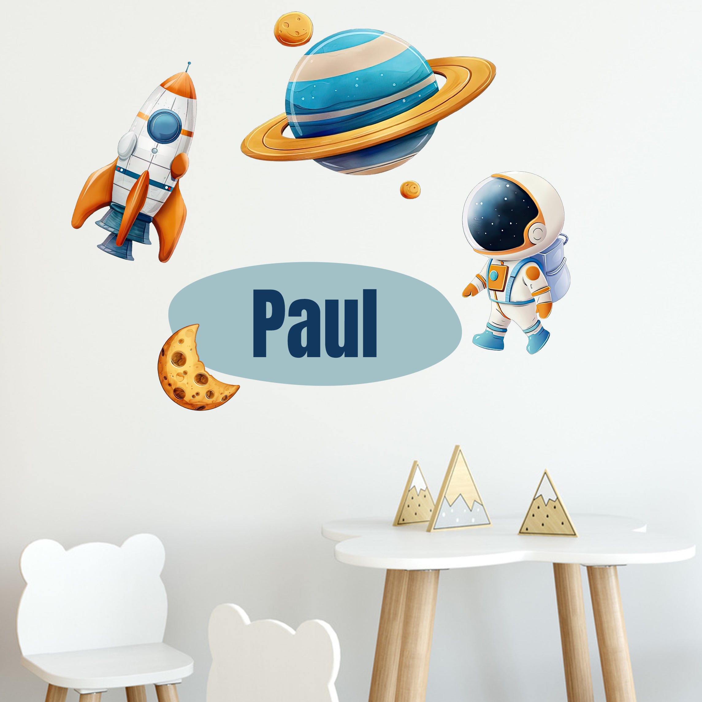 Bunte Weltraum-Wanddekoration mit Rakete, Astronaut und Planeten.
