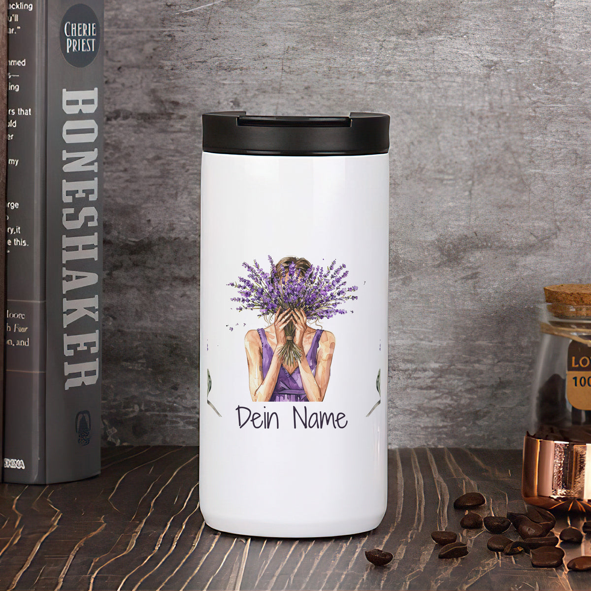 Weißer Thermobecher mit Lavendel-Illustration und personalisiertem Namen.