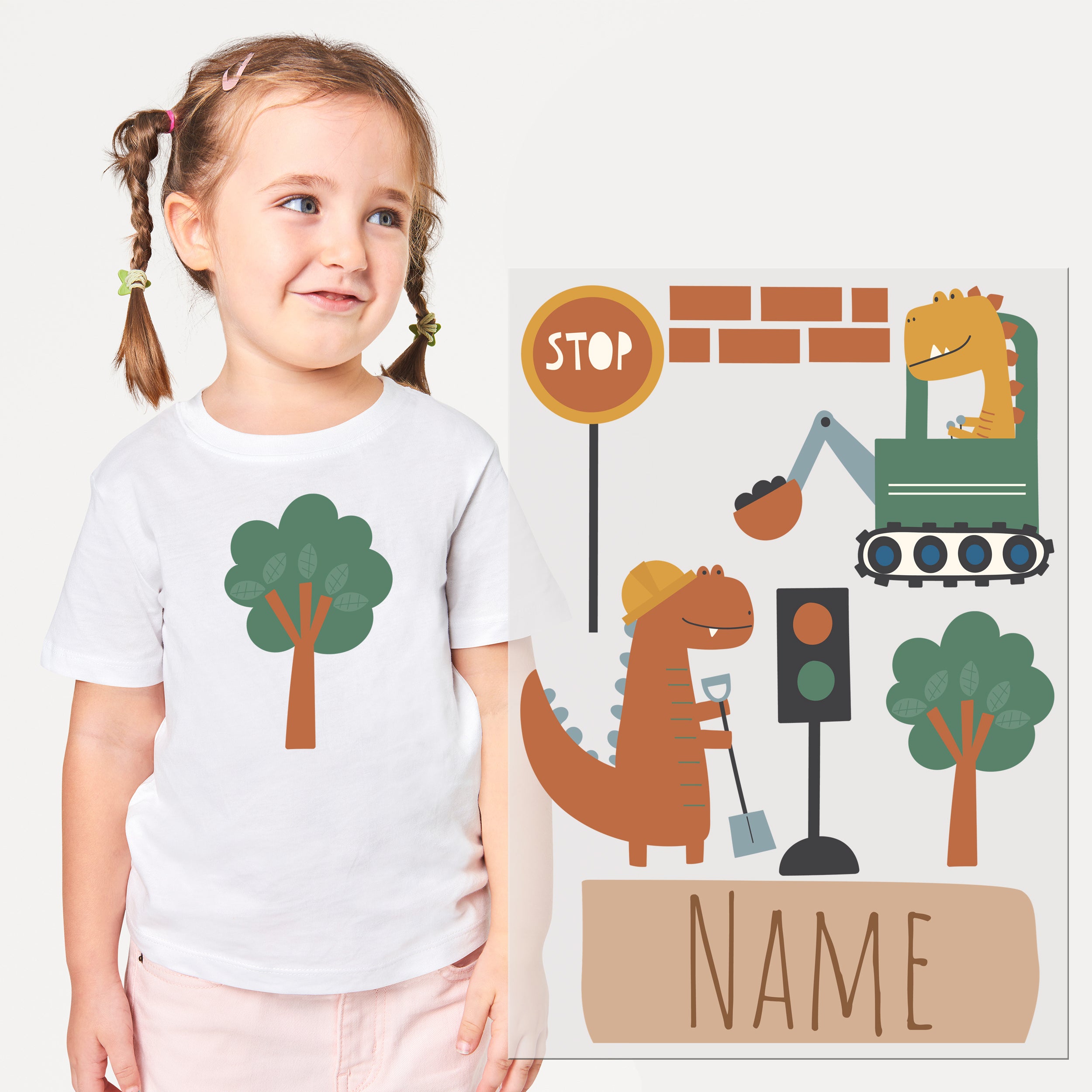 Weißes T-Shirt mit Dinosaurier-Print und Bäumen.