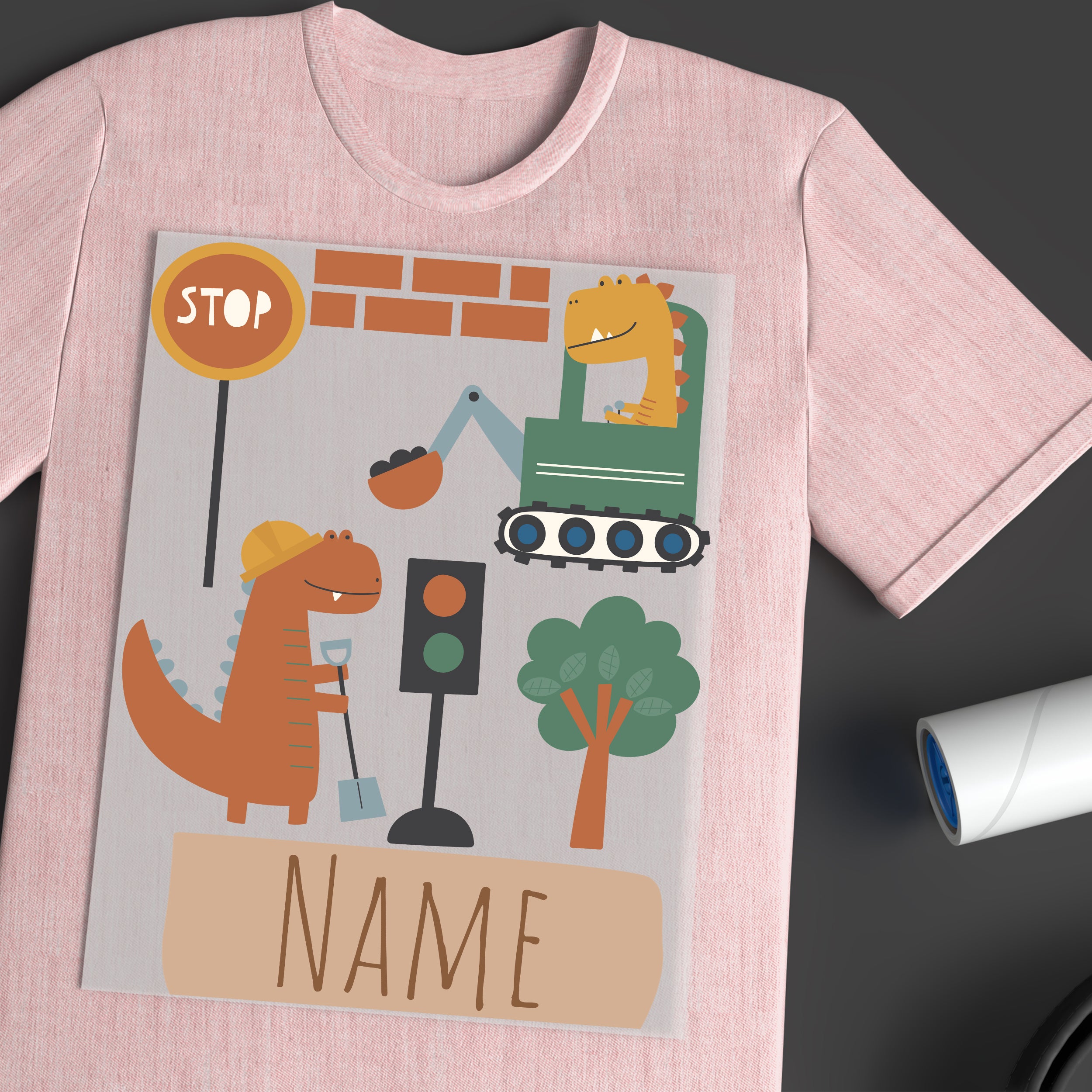 Rosa T-Shirt mit Dinosaurier-Motiv und Verkehrssymbolen.