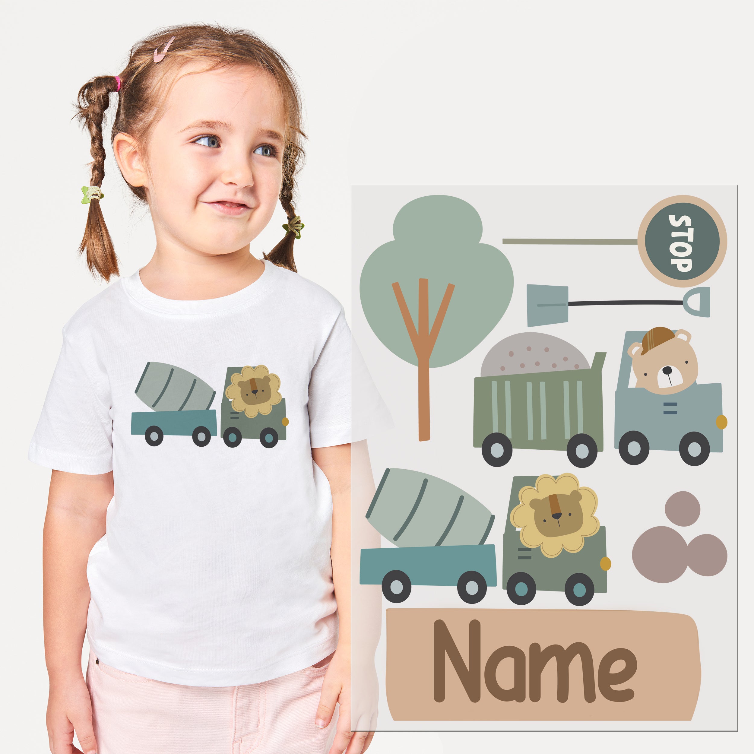 Weißes T-Shirt mit buntem Lkw-Design und Löwenmotiven.
