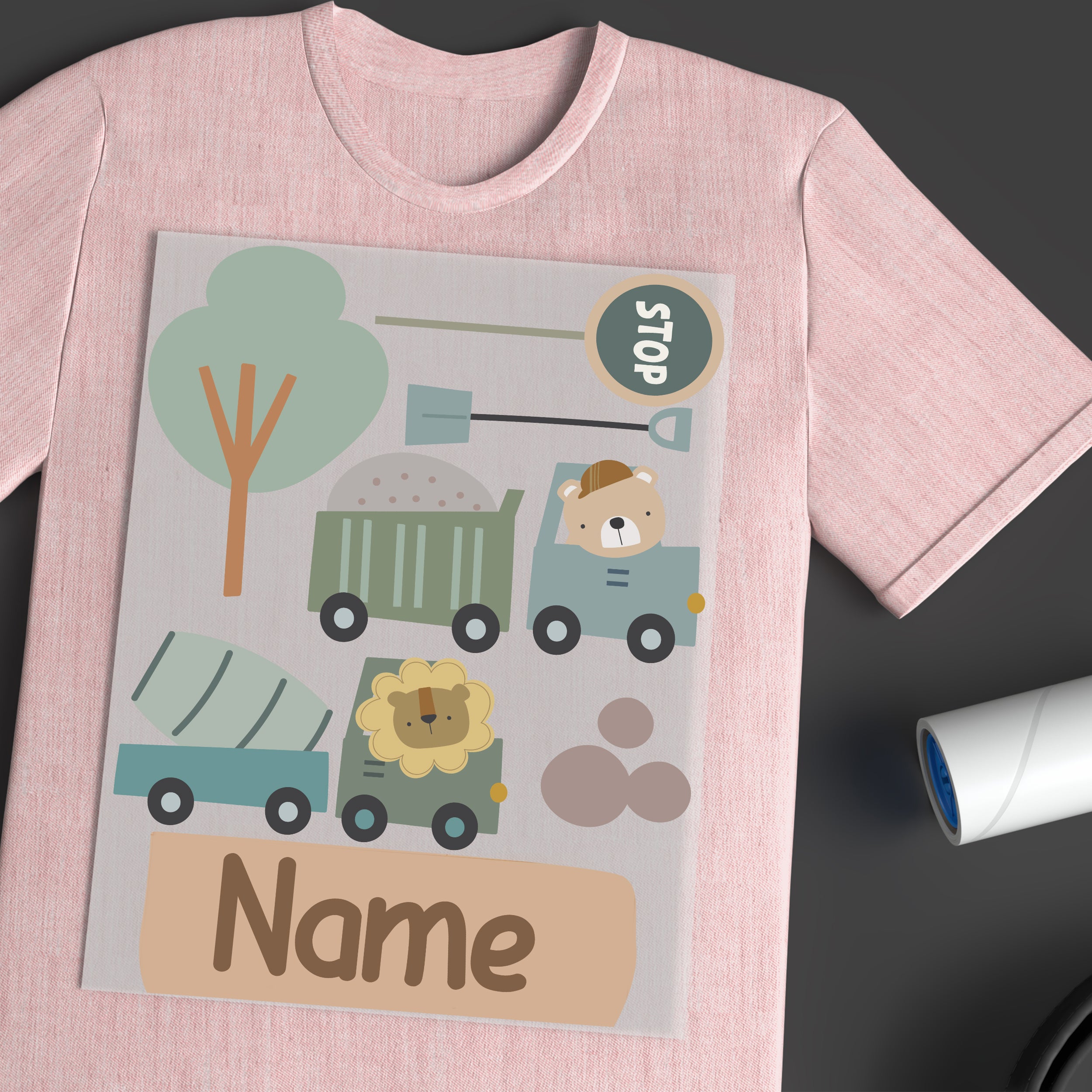 Rosa T-Shirt mit buntem Fahrzeug-Design und Löwenmotiv.