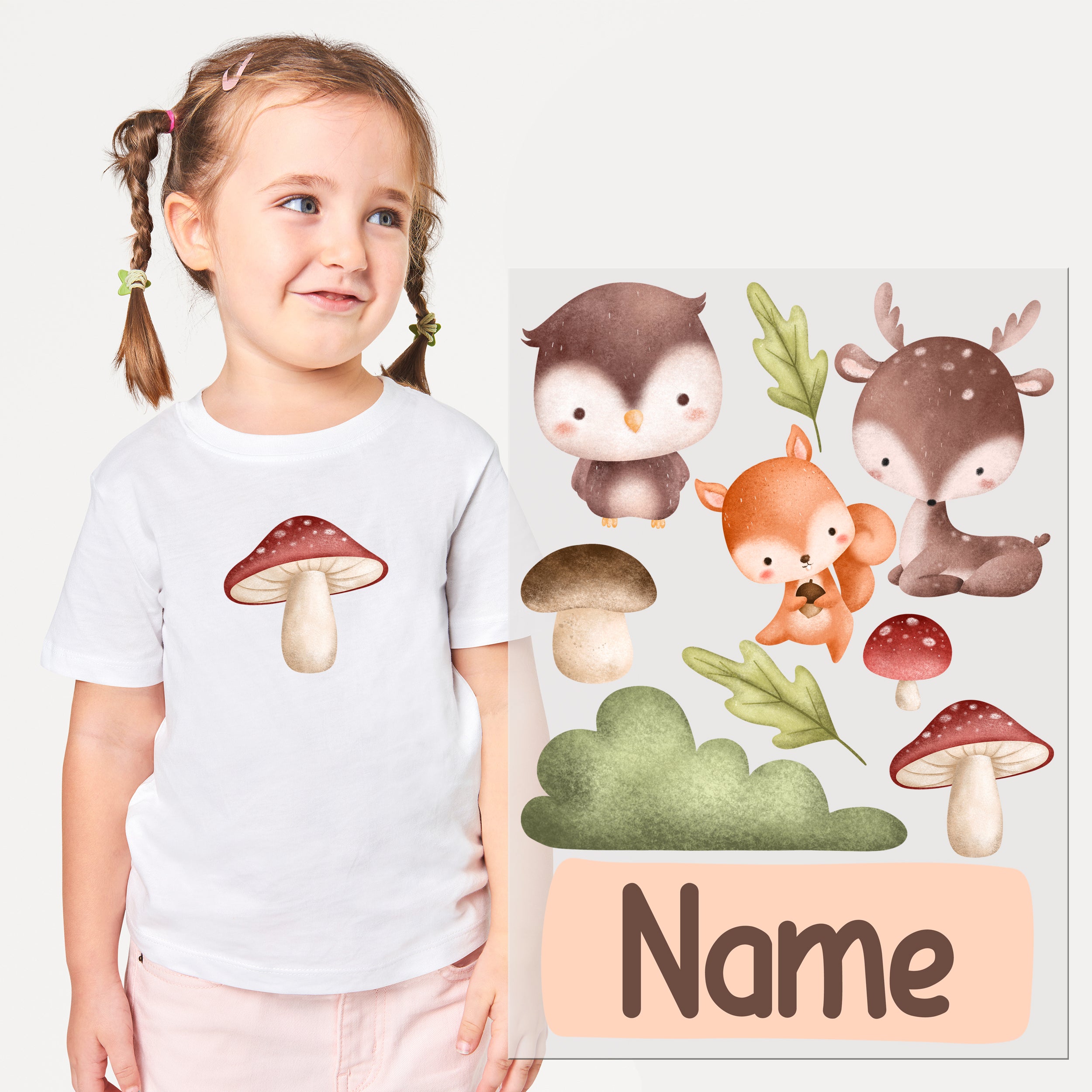 Weißes T-Shirt mit buntem Tiermotiv und Pilzen.