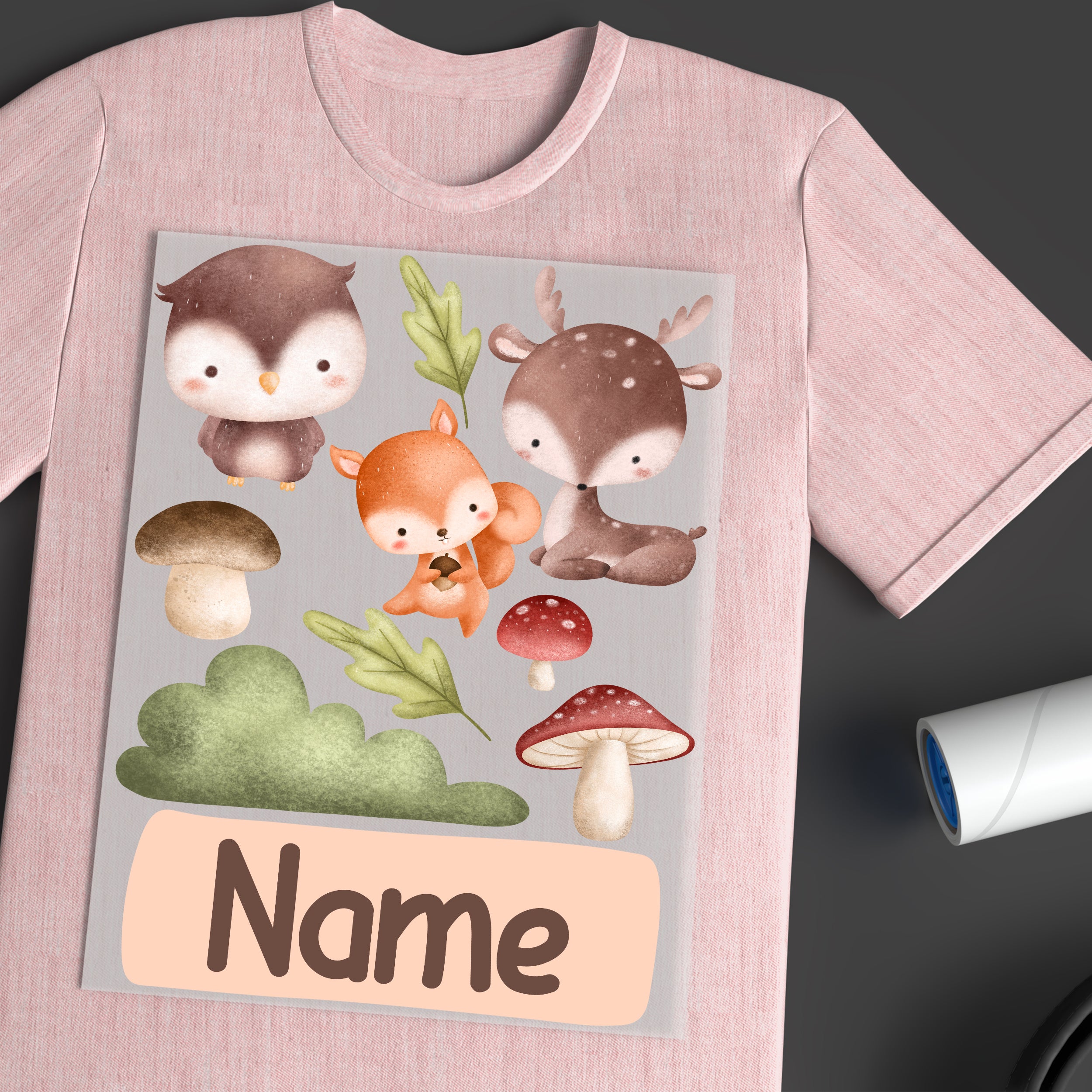 Rosa T-Shirt mit niedlichen Waldtieren und personalisierbarem Namen.