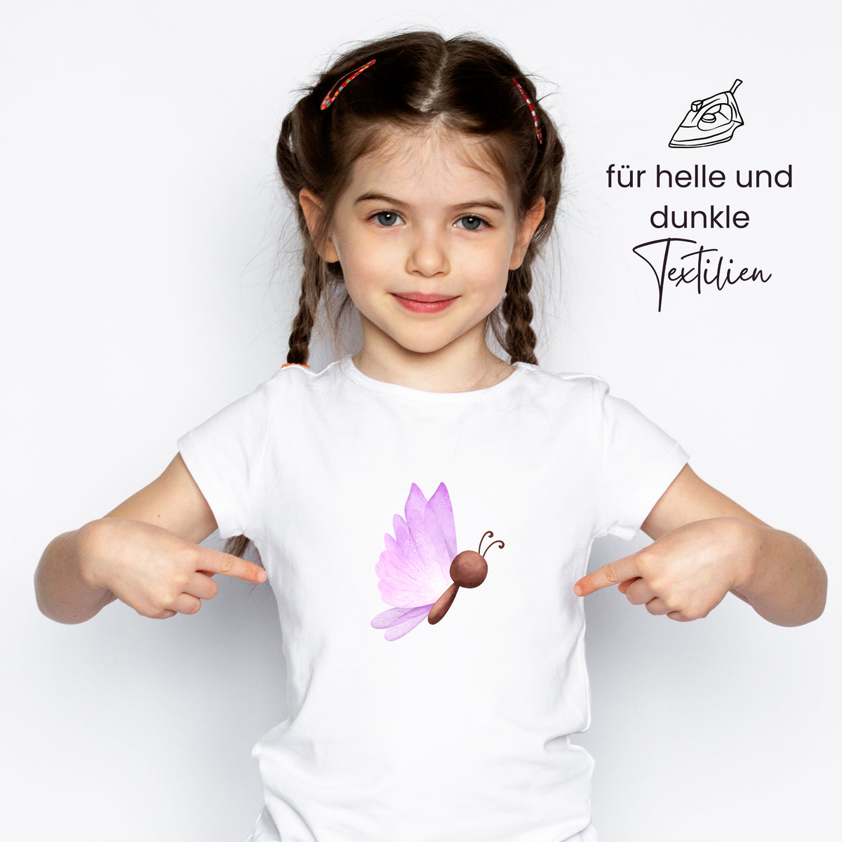 Weißes T-Shirt mit lila Schmetterlingsmotiv.