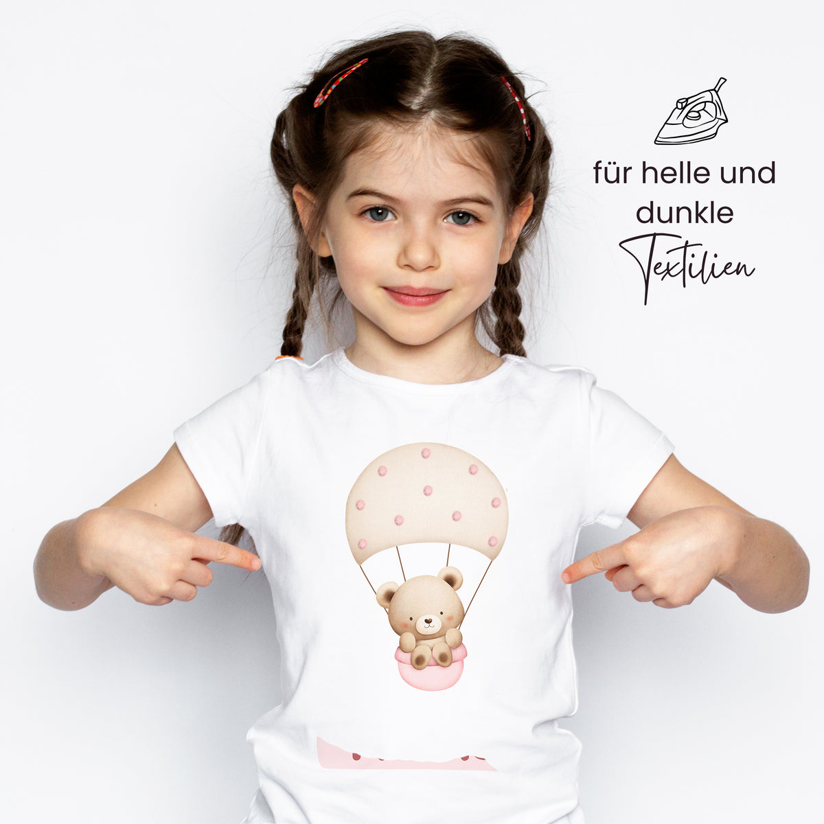 Weißes T-Shirt mit Bärchen im Heißluftballon-Motiv.