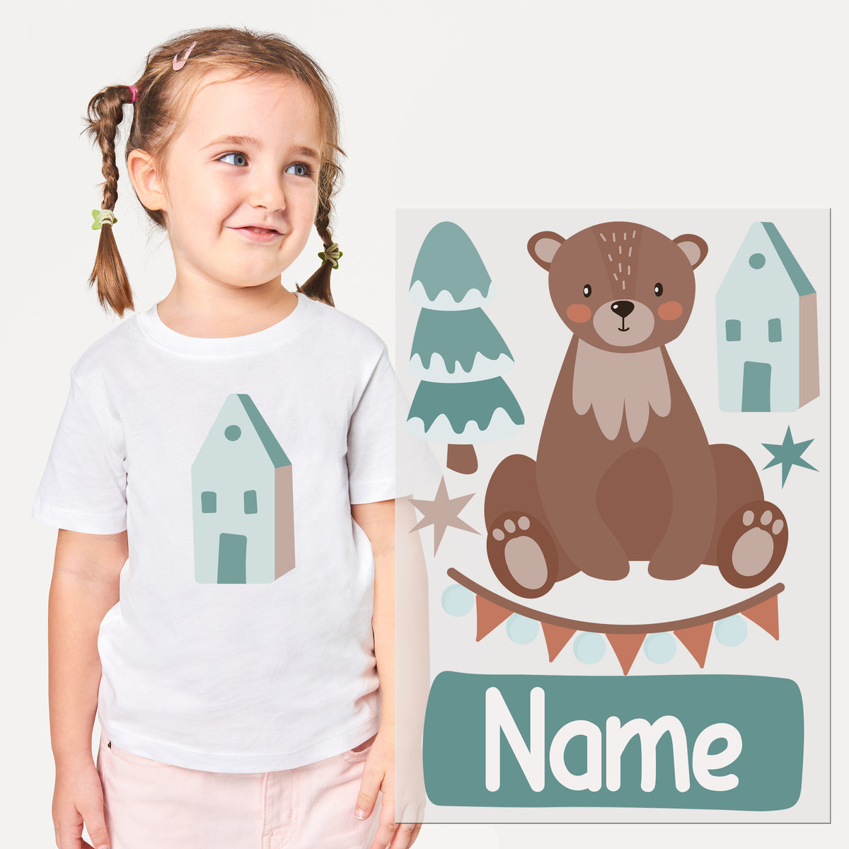 Weißes T-Shirt mit Haus-Design und braunem Bärenmotiv.