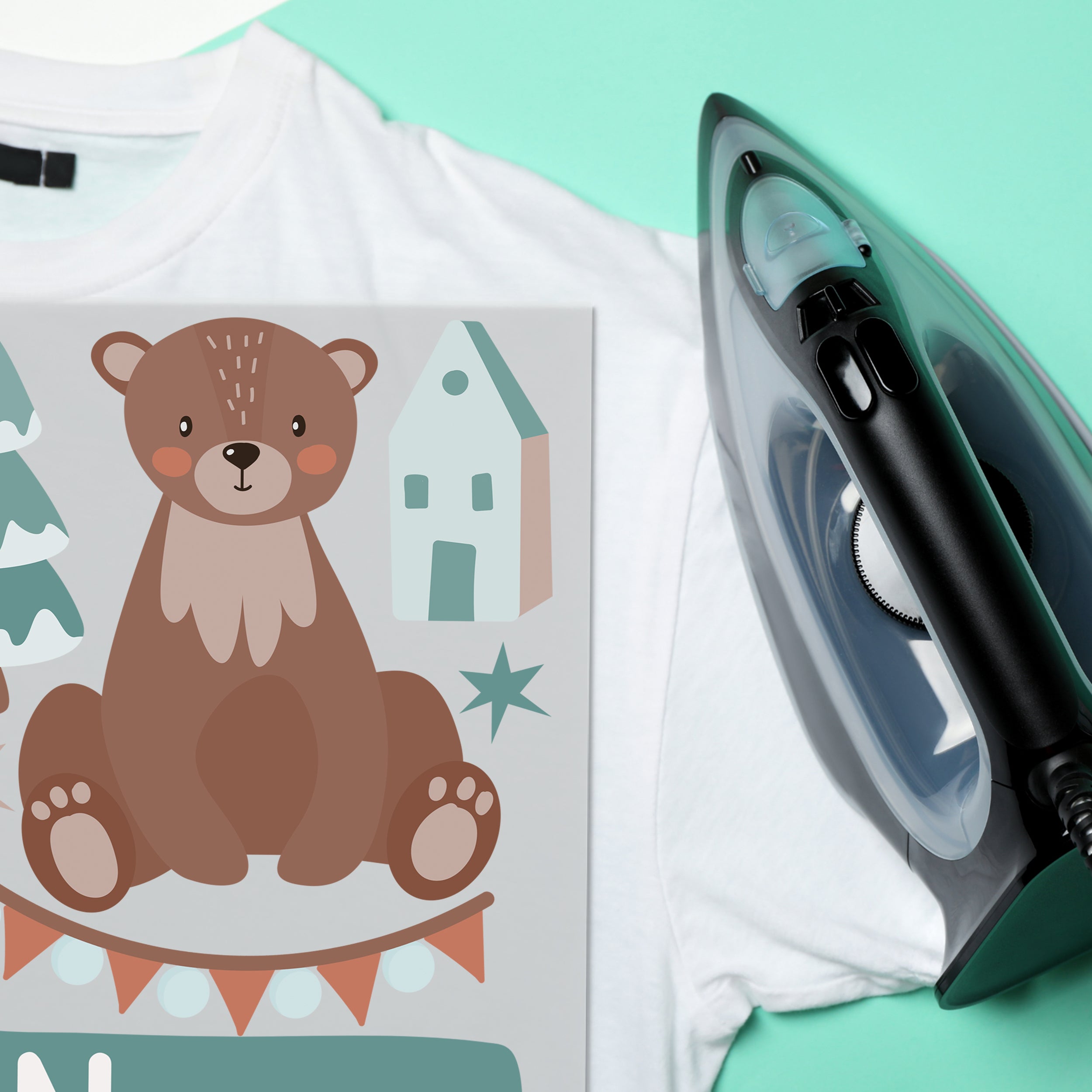 Bär-Motiv auf grauem Hintergrund, weiße T-Shirt, Dampfbügeleisen.