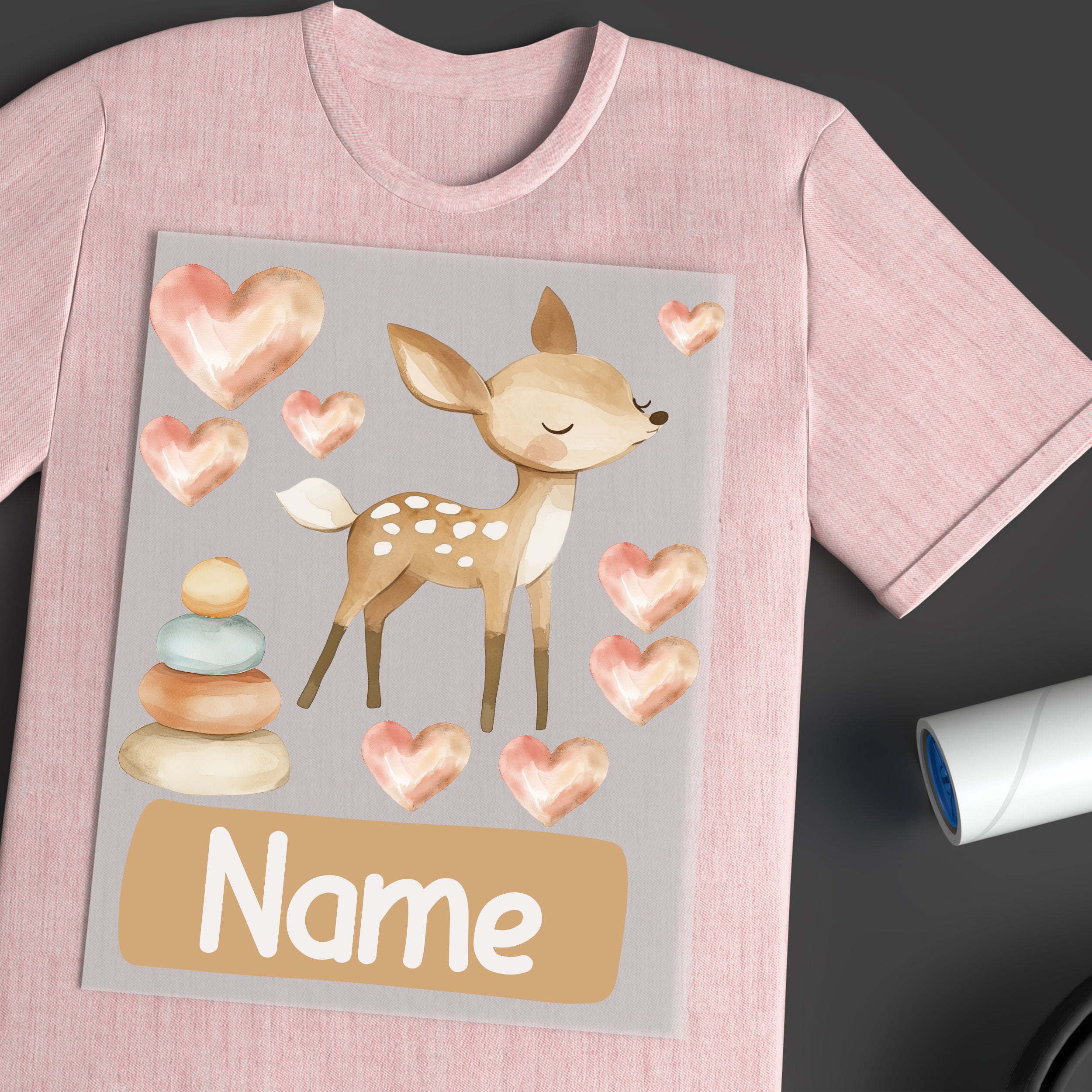 Rosa T-Shirt mit Reh und Herzen, personalisierbar.