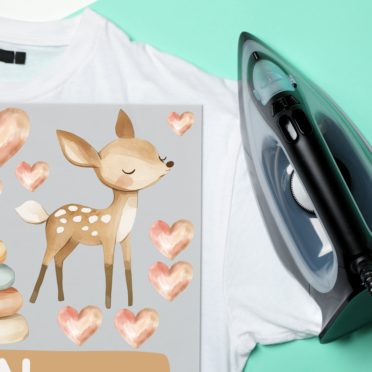 T-Shirt mit niedlichem Reh-Motiv und Herzen, grauer Hintergrund.