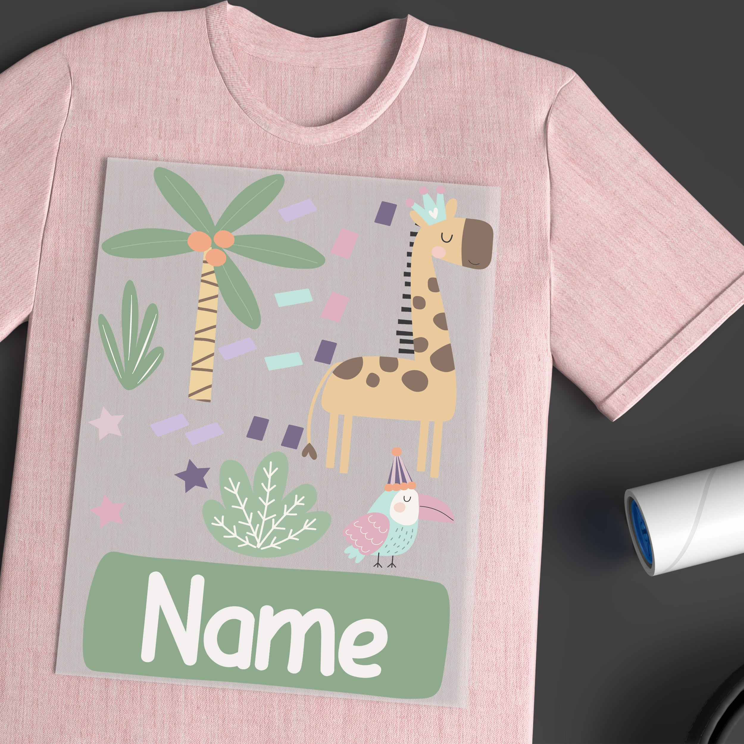 Rosa T-Shirt mit Giraffe, Palme und bunten Motiven.