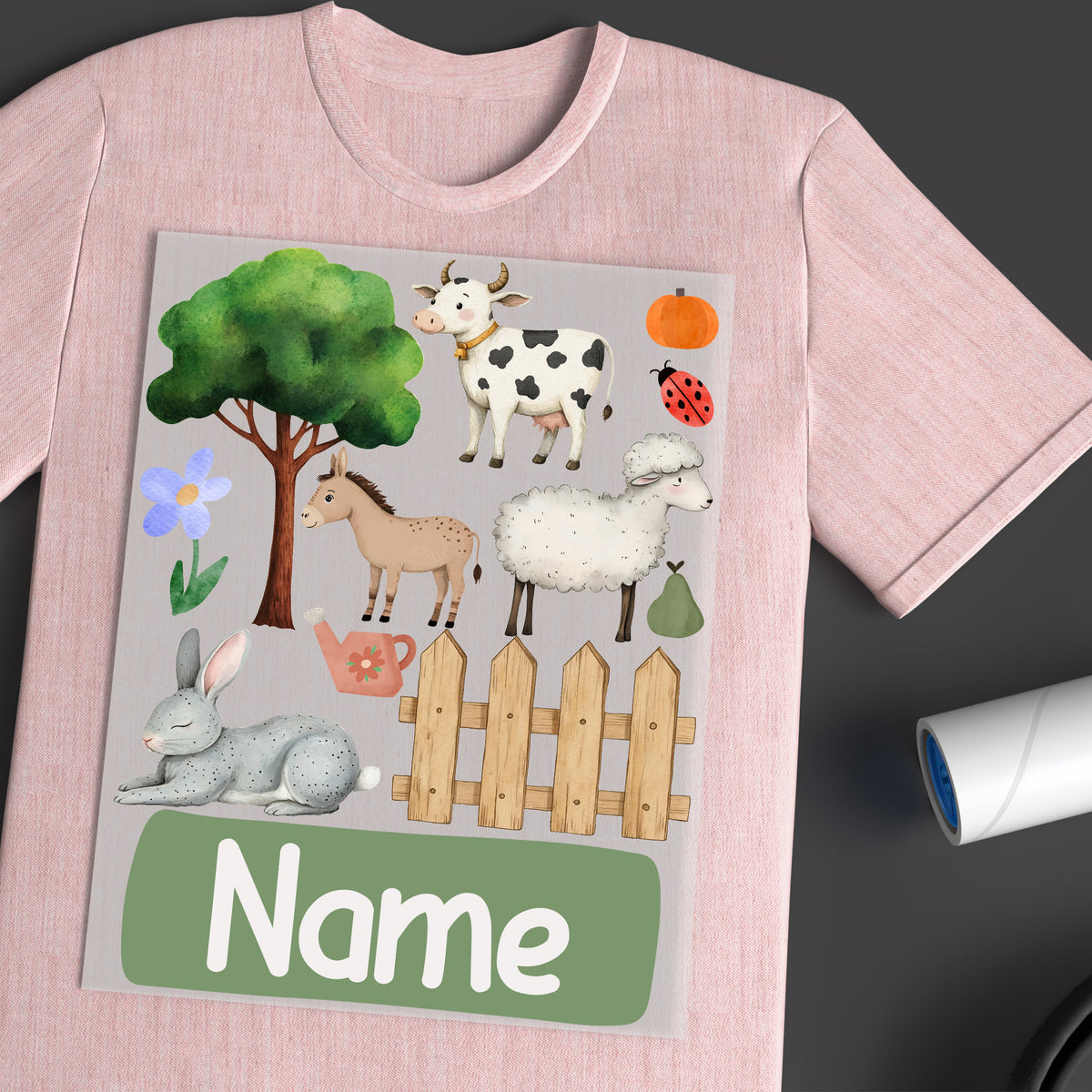 Rosa T-Shirt mit buntem Tiermotiv und personalisierbarem Namen.