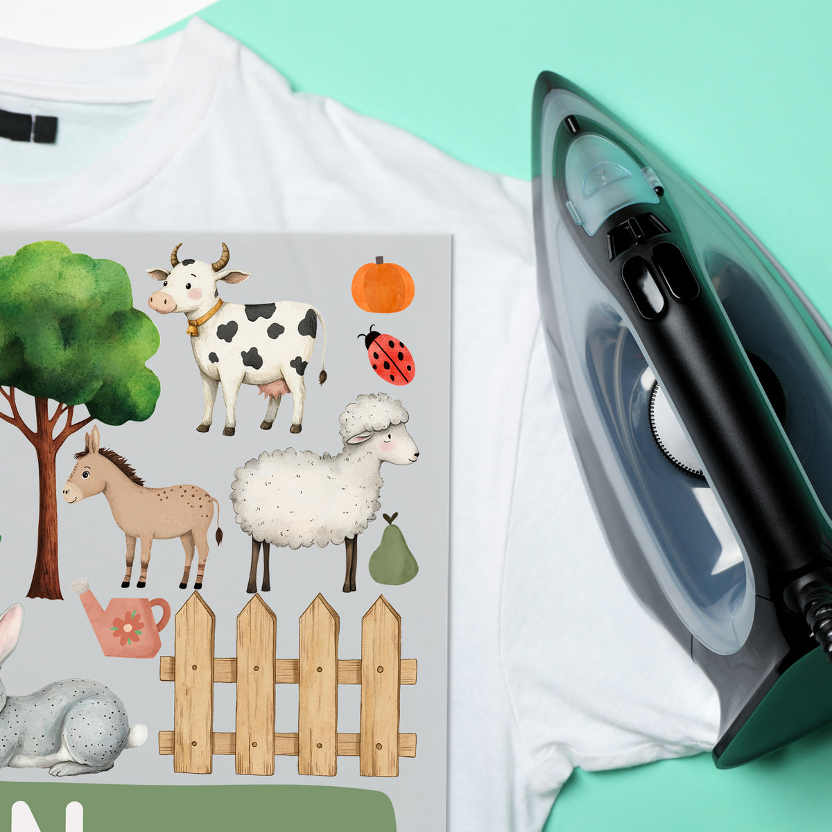 Bunte Tierillustrationen auf grauem Hintergrund, T-Shirt und Bügeleisen.