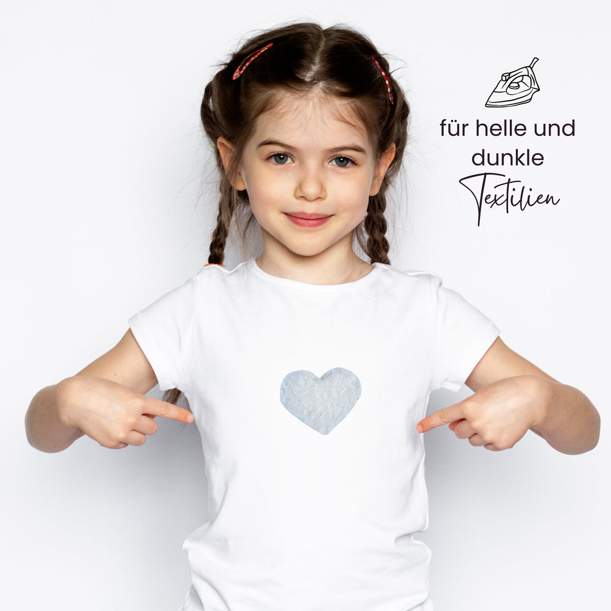 Weißes T-Shirt mit grauem Herz auf der Brust.