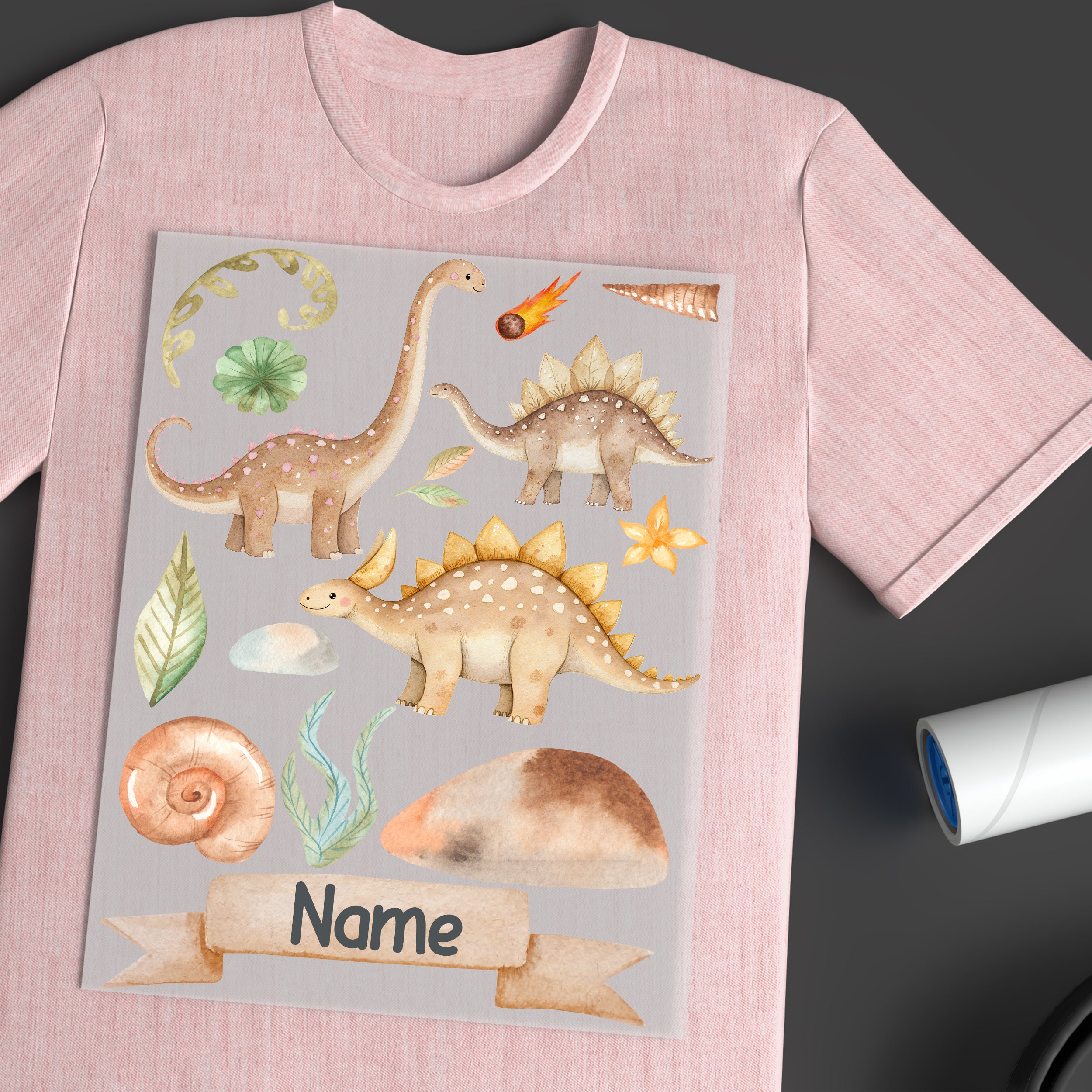 Rosa T-Shirt mit Dinosaurier-Motiv und personalisierbarem Namen.