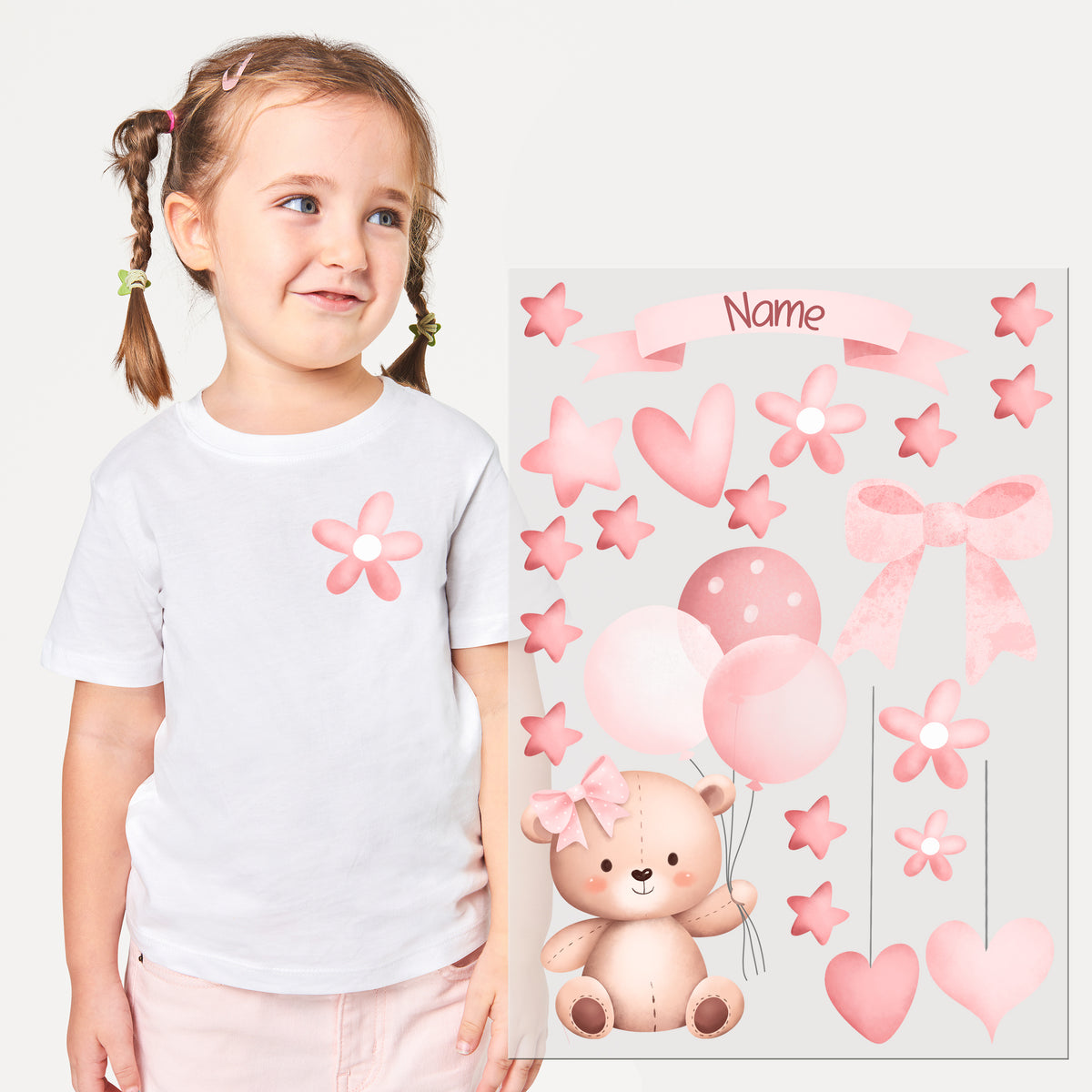 Weißes T-Shirt mit pinken Blumen und Bärchen-Motiv.
