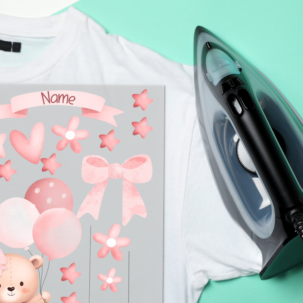 Weißes T-Shirt, rosa Aufkleber mit Herzen und Bärchen.