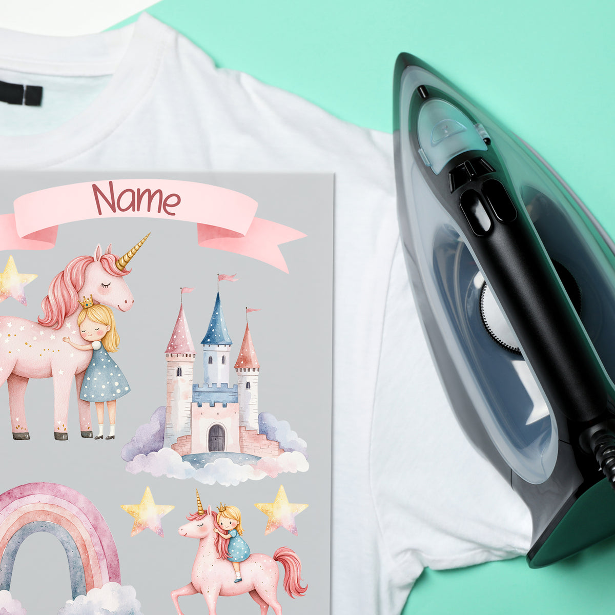 Weißes T-Shirt mit bunten Einhorn- und Märchenschloss-Aufklebern.