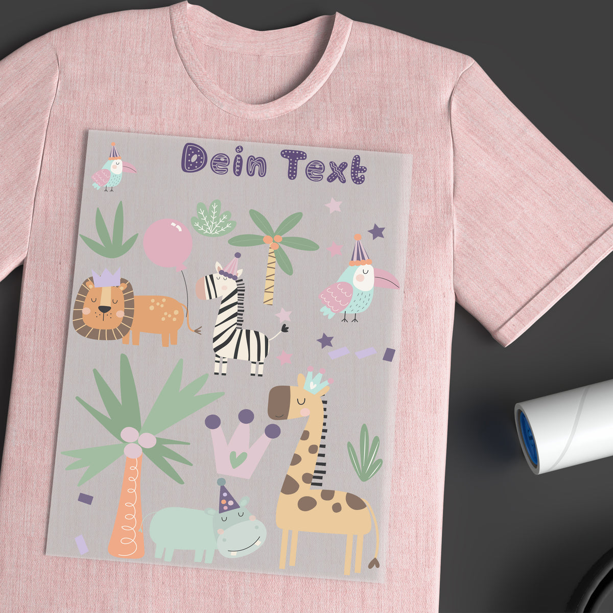 Rosa T-Shirt mit buntem Tierdesign und Palmen.