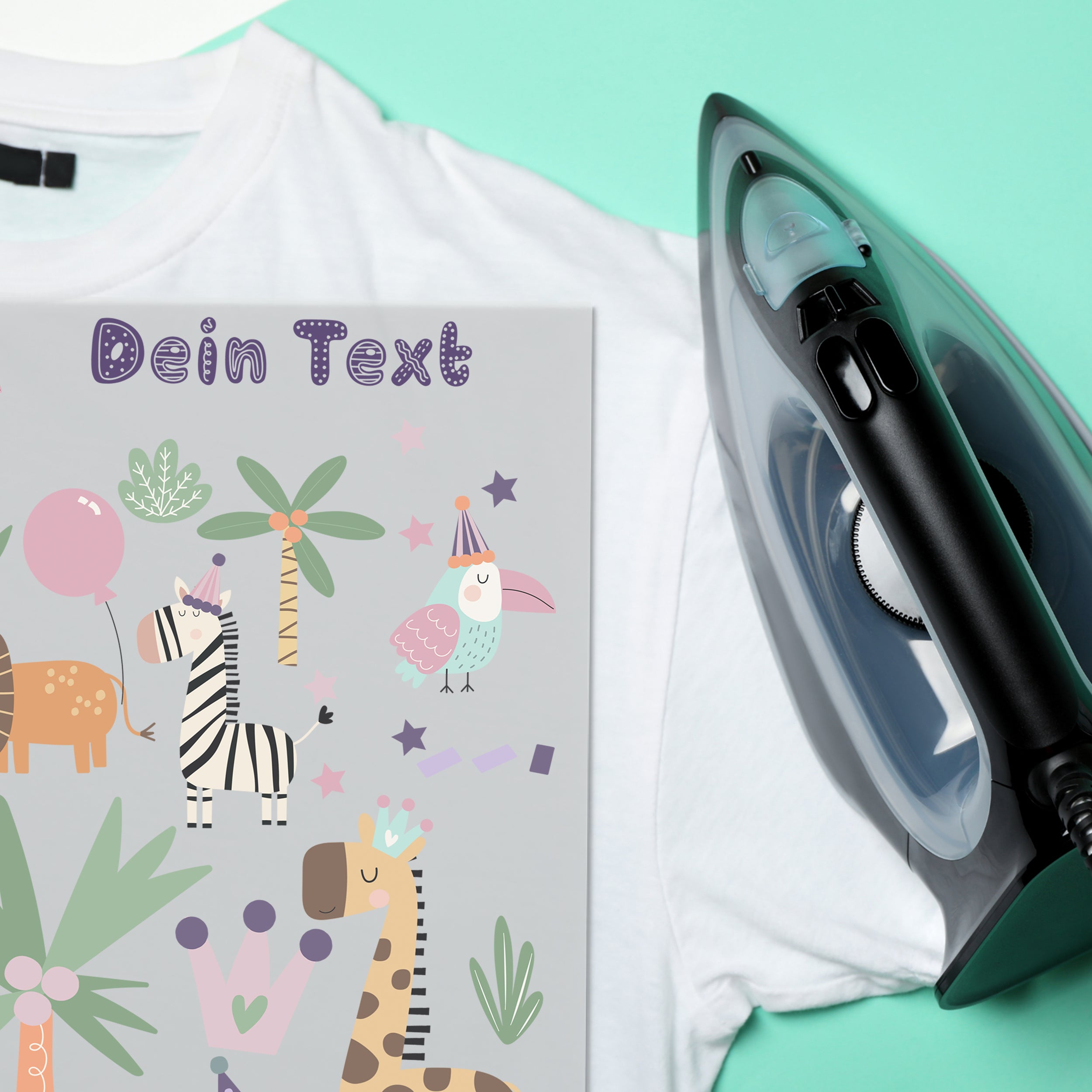 Weißes T-Shirt mit buntem Tierdesign und Dampfbügeleisen.