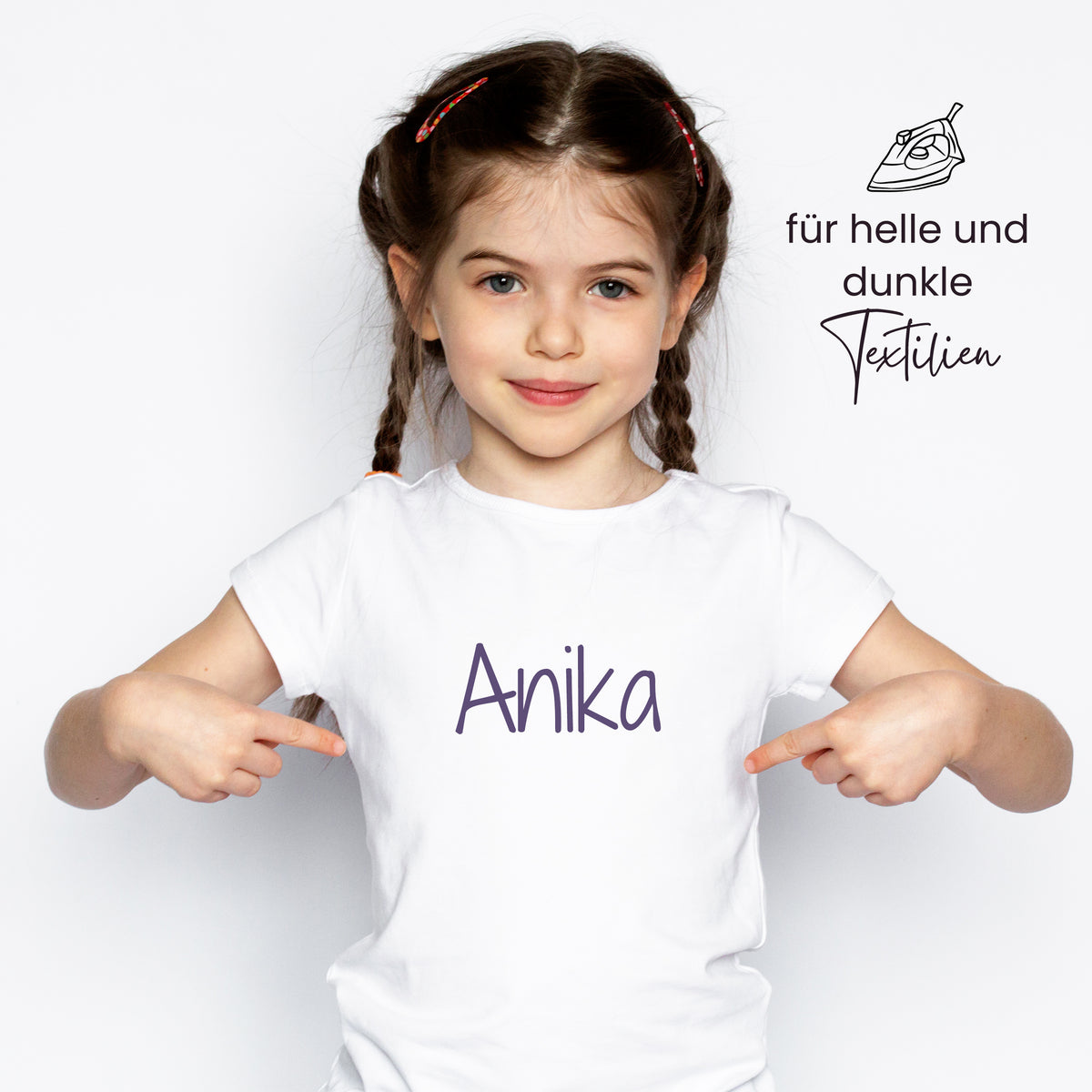 Weißes T-Shirt mit lila Schriftzug "Anika".