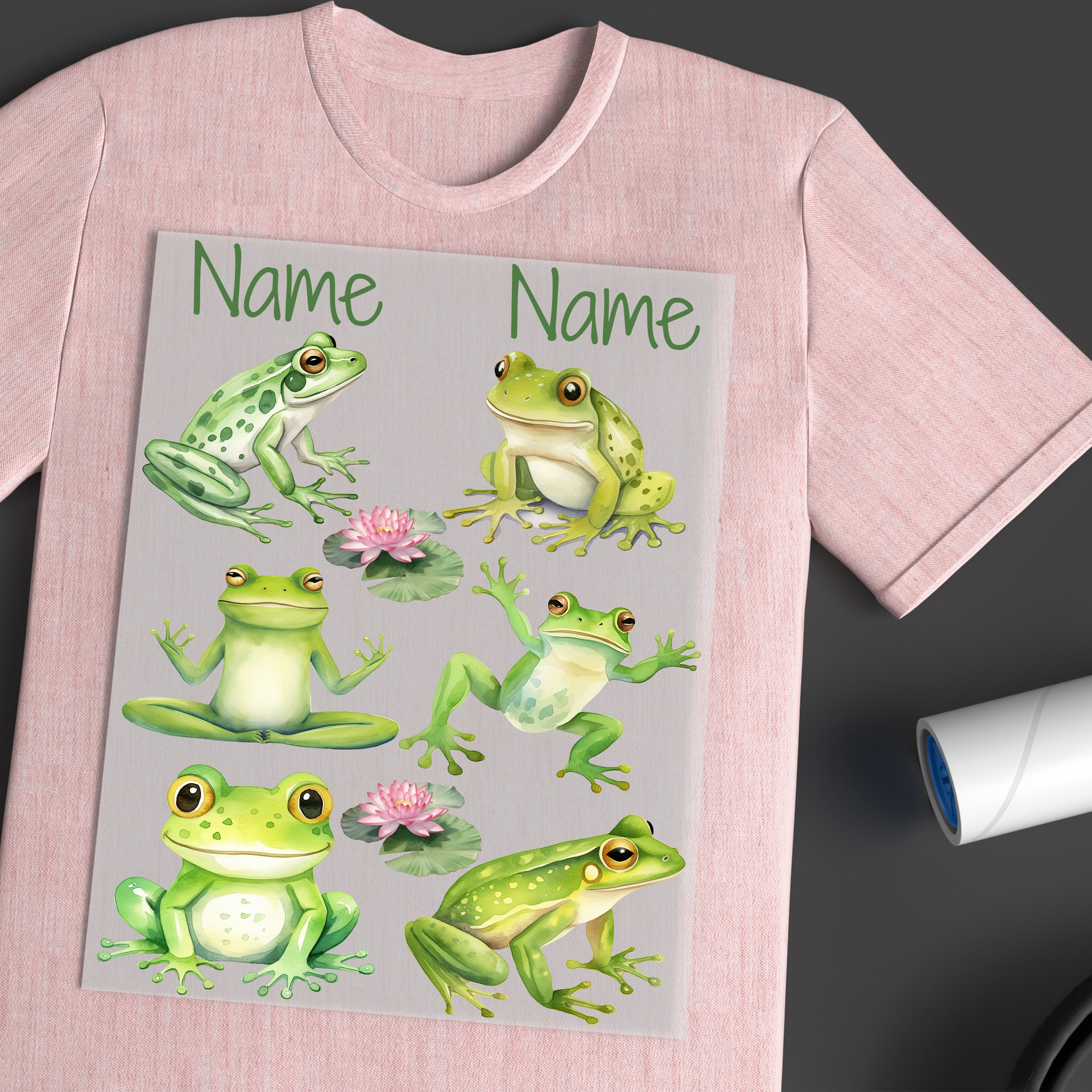 Rosa T-Shirt mit bunten Froschmotiven und personalisierbarem Text.