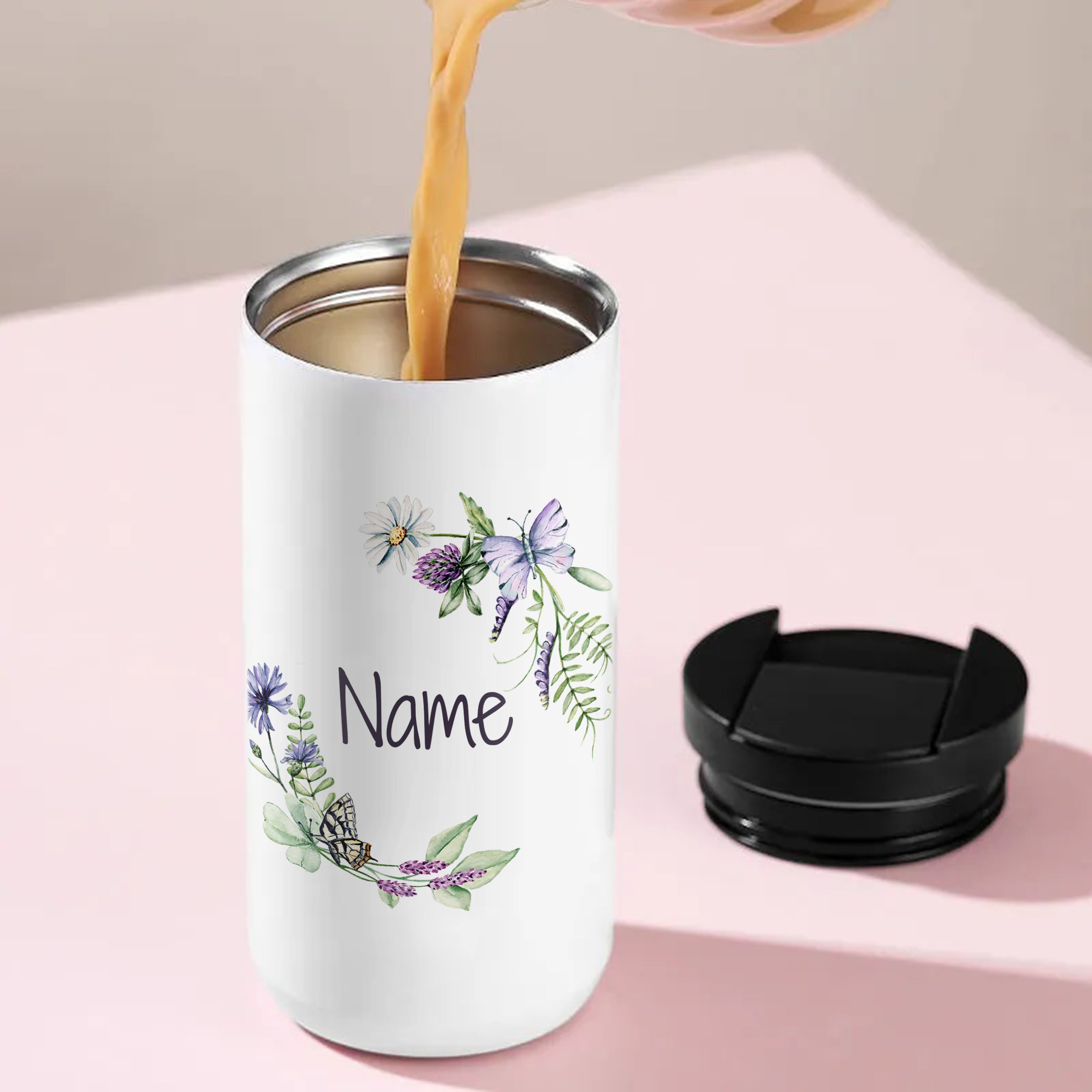 Weißer Thermobecher mit floralen Motiven und personalisierbarem Namen.