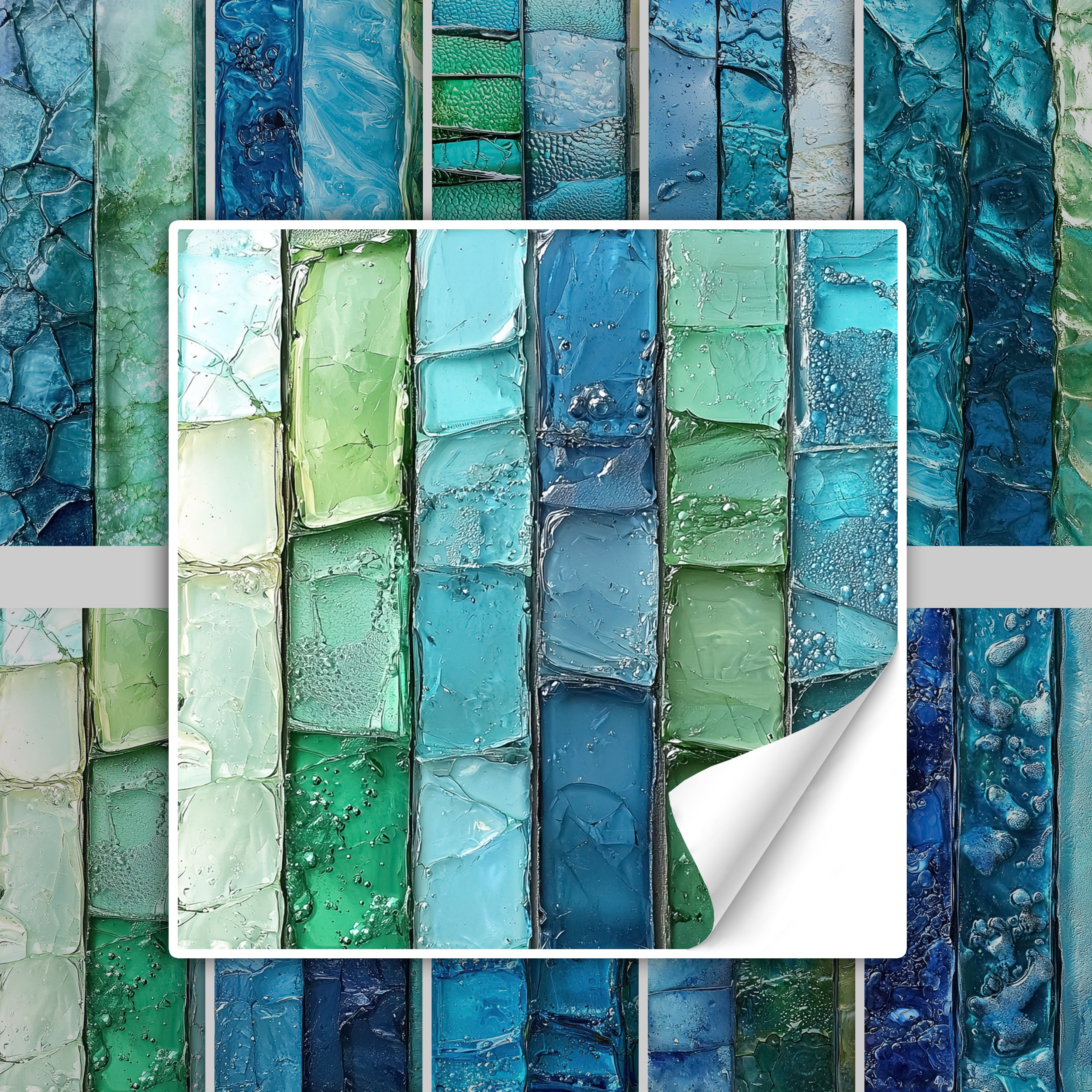 Bunte Glasfliesen in Blau- und Grüntönen.