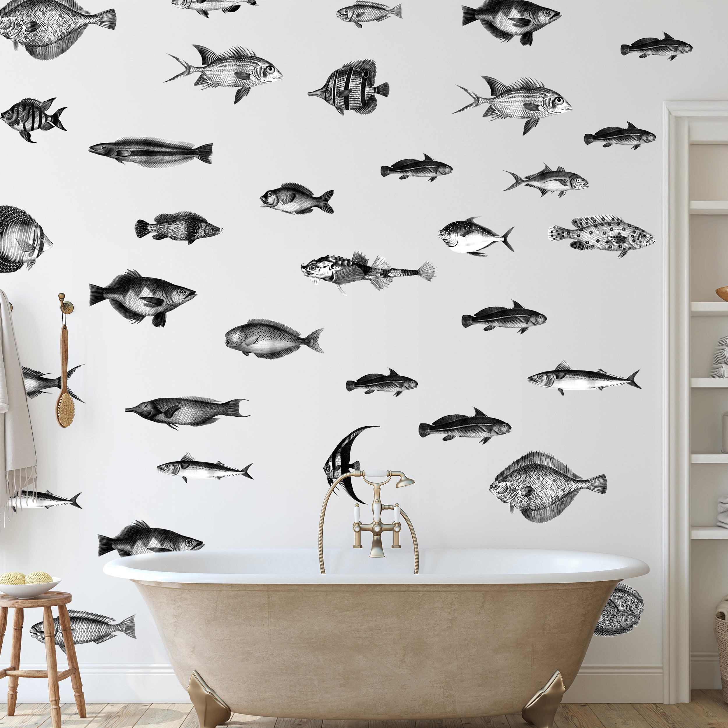 Wandtattoo mit schwarzen Fischen im Badezimmer