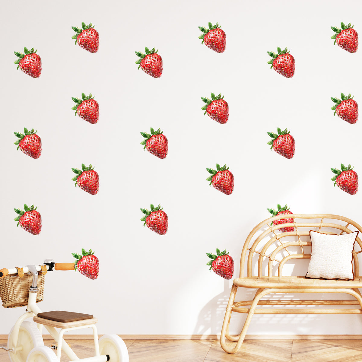 Rote Erdbeeren auf weißer Wand mit Rattanstuhl.
