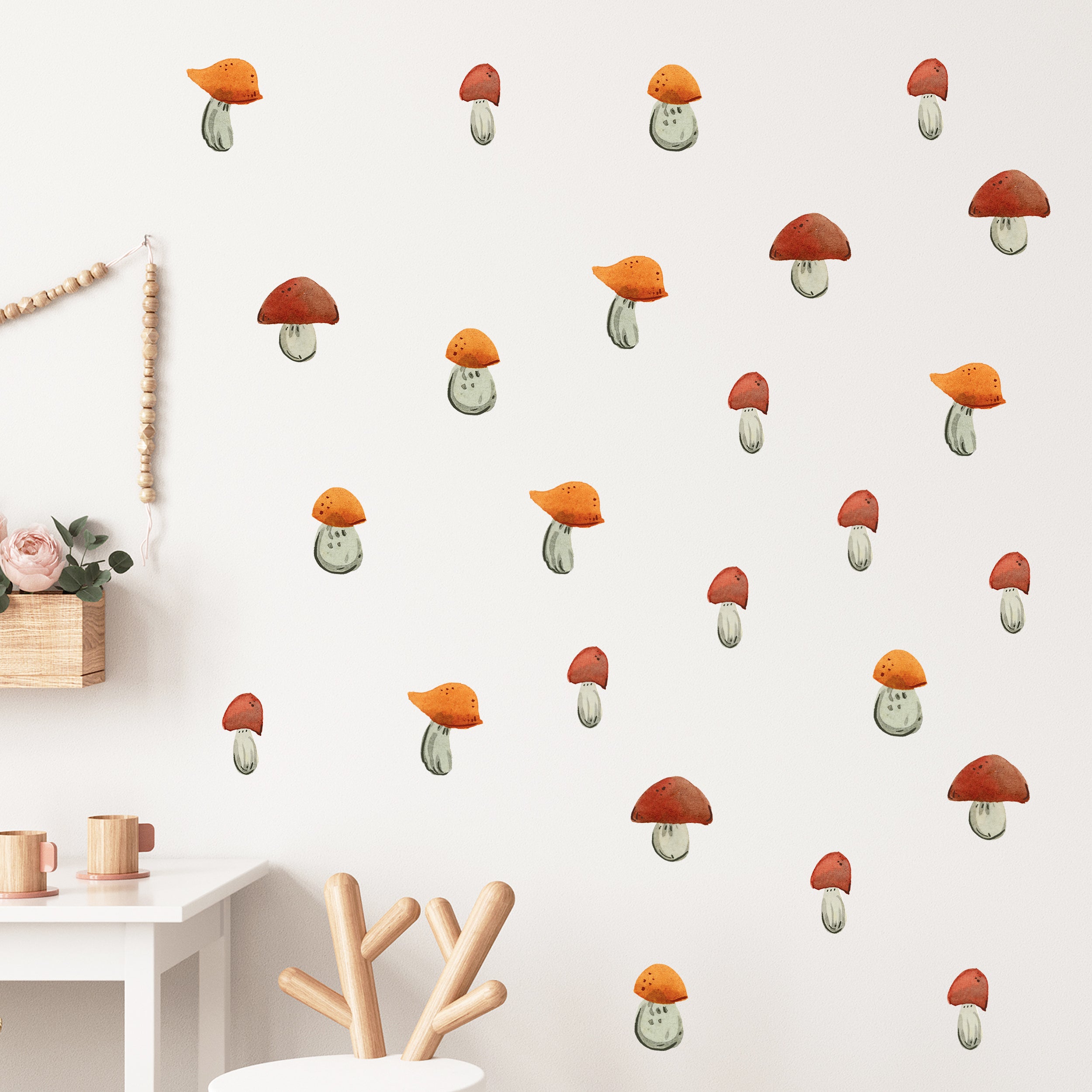 Bunte Pilz-Wandtattoos in Orange und Rot.