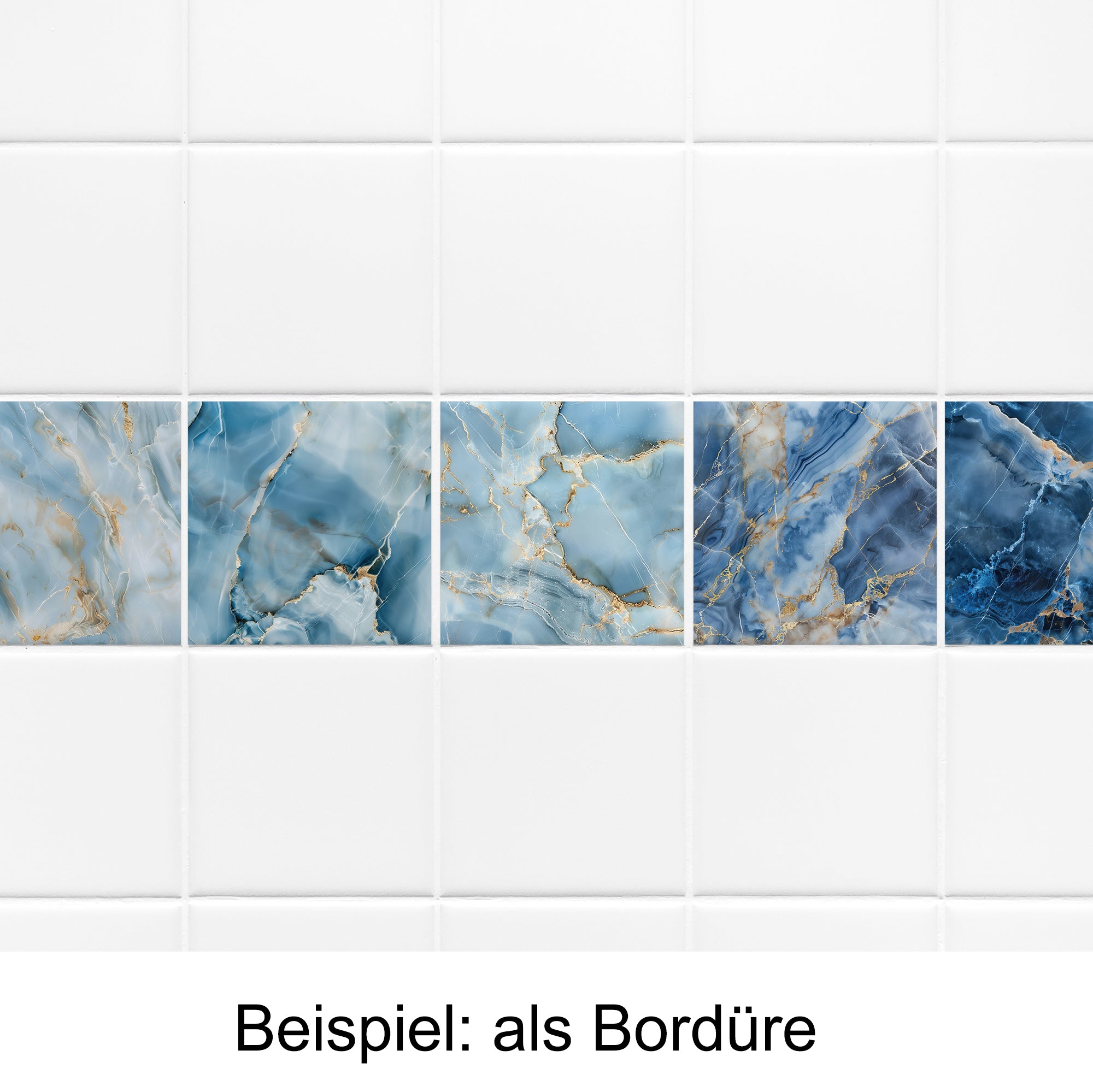 Blaue Marmorfliesen als dekorative Bordüre.