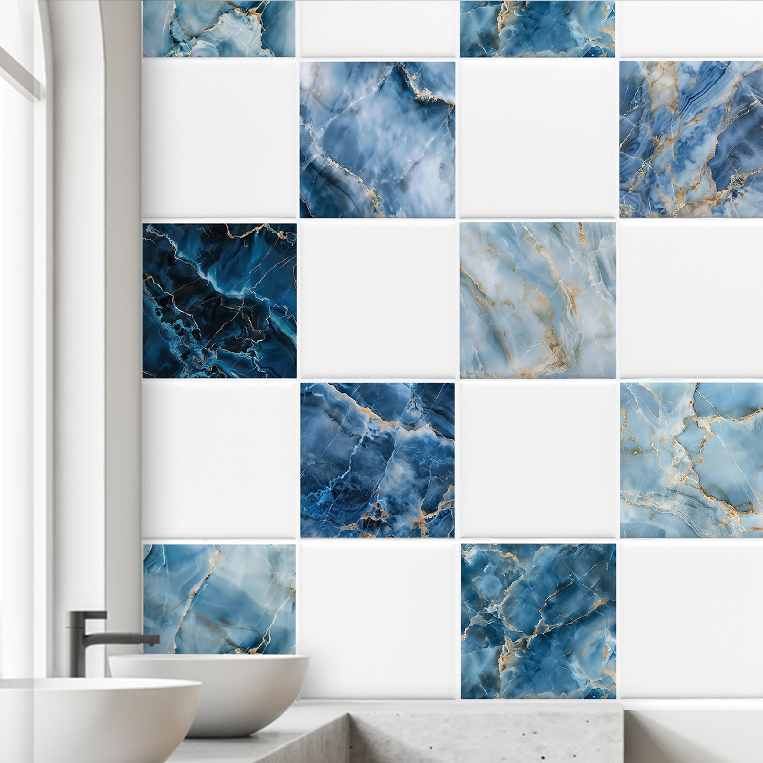 Mosaikfliesen in Blau- und Weißtönen mit goldenen Adern.