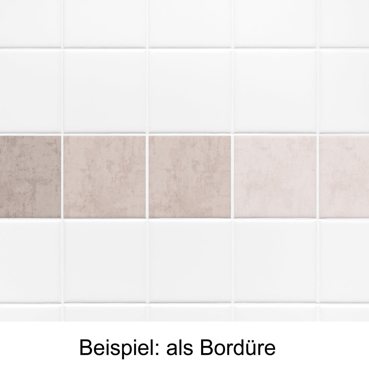 Weiße Fliesen mit brauner Bordüre in verschiedenen Farbtönen.