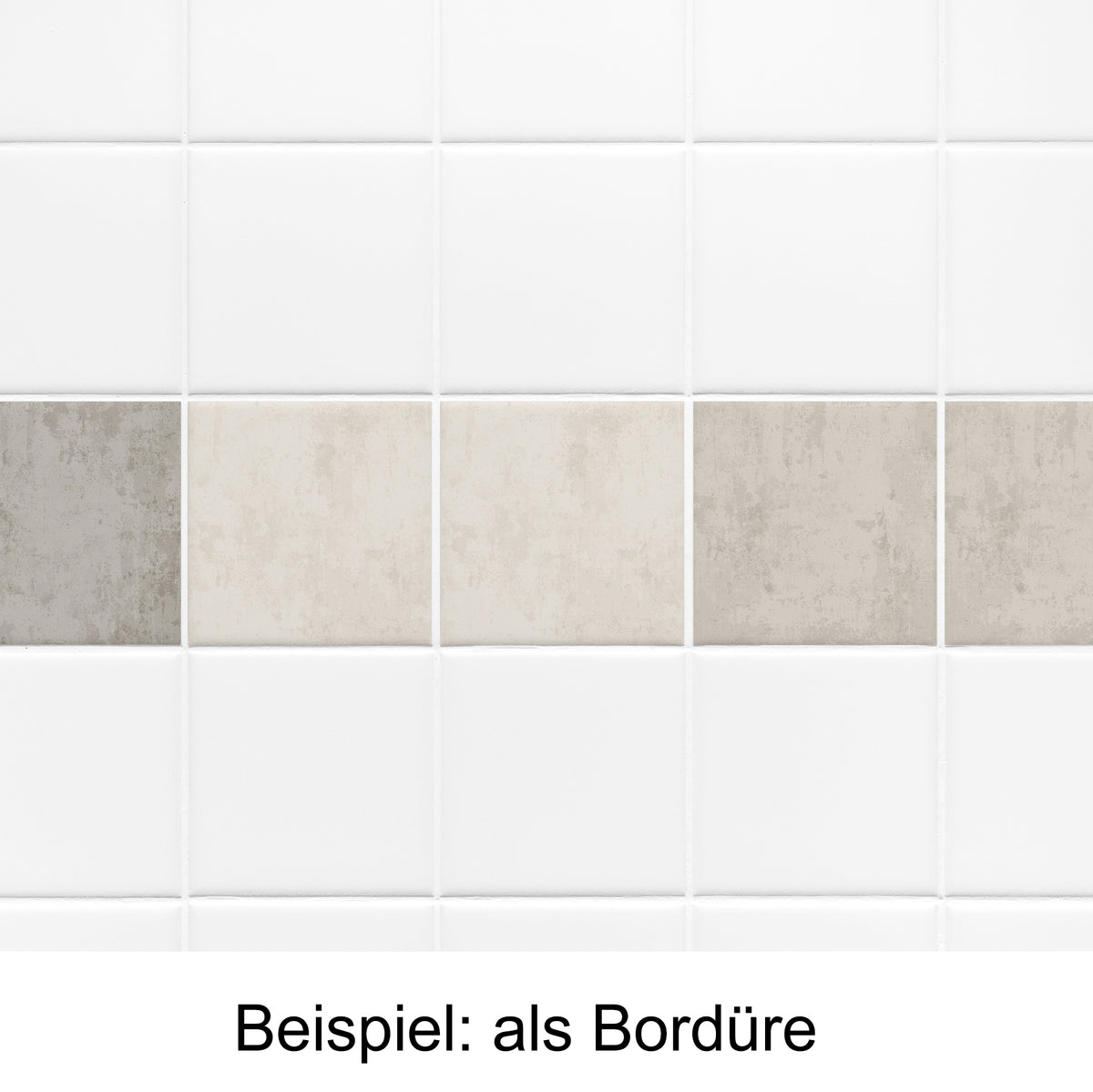 Weiße Fliesen mit grauer und beiger Bordüre.