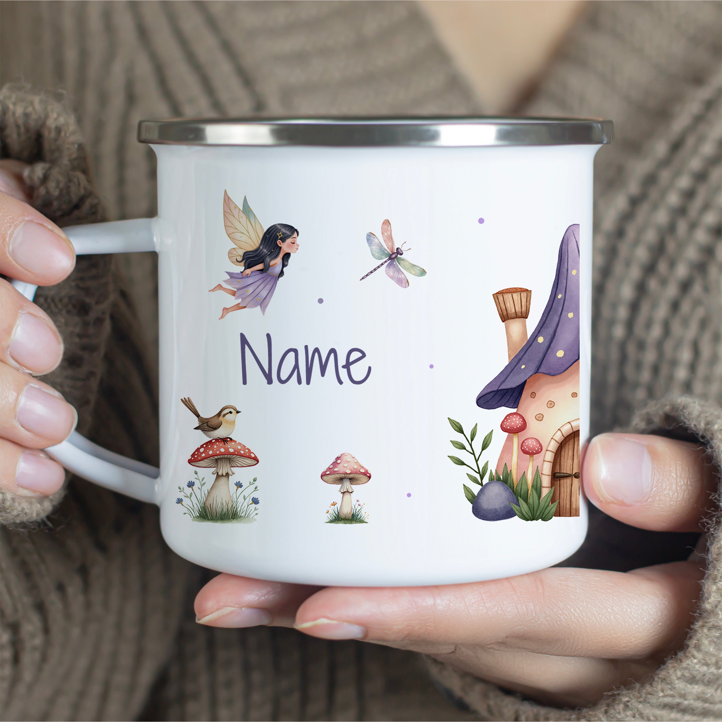 Weißer Becher mit bunten Märchenmotiven und personalisiertem Namen.