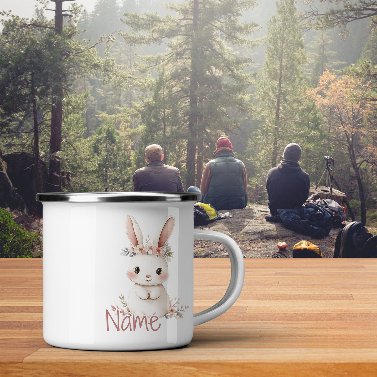 Weißer Emaille-Becher mit niedlichem Hasenmotiv und personalisierbarem Namen.