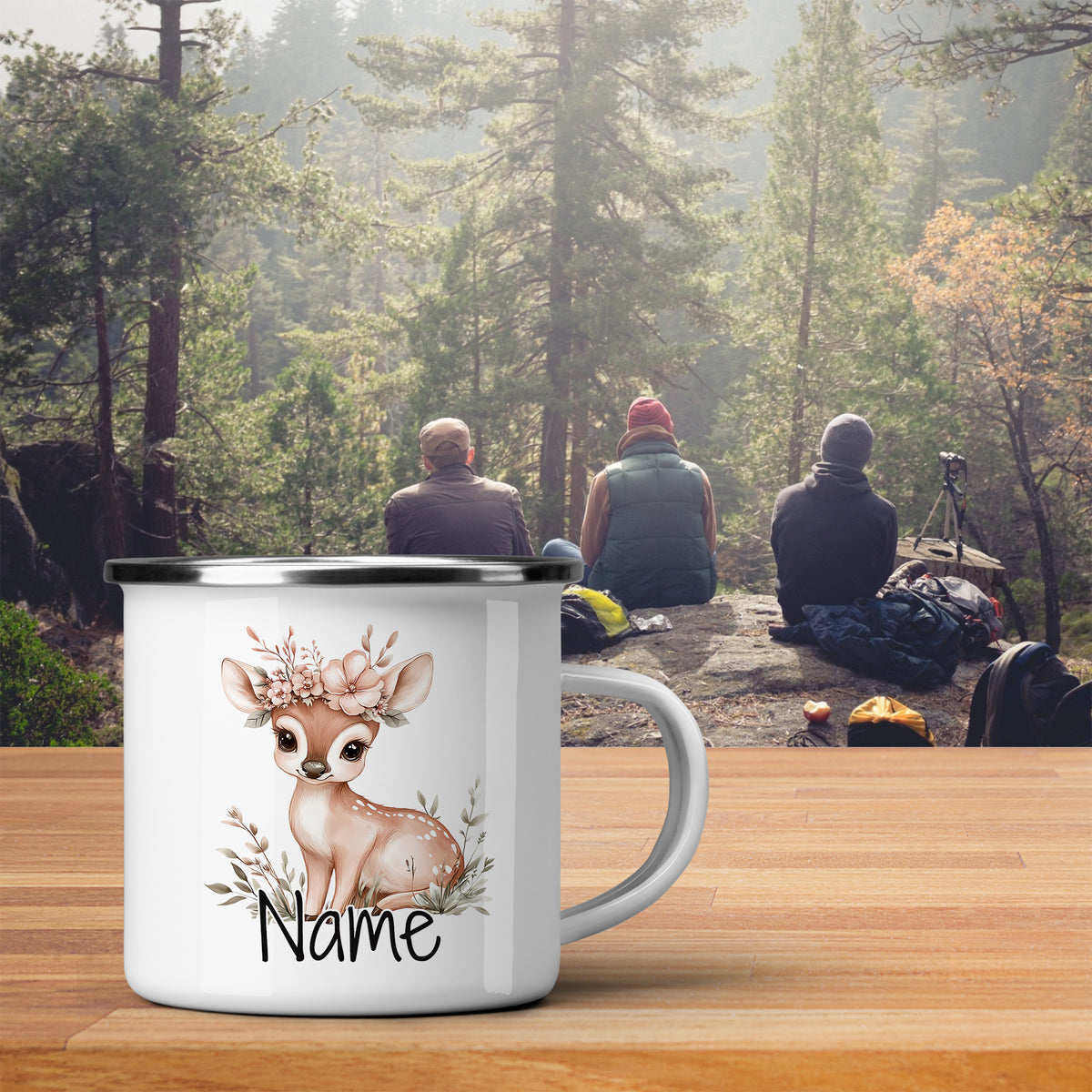 Weißer Emaillebecher mit niedlichem Reh-Design und personalisierbarem Namen.