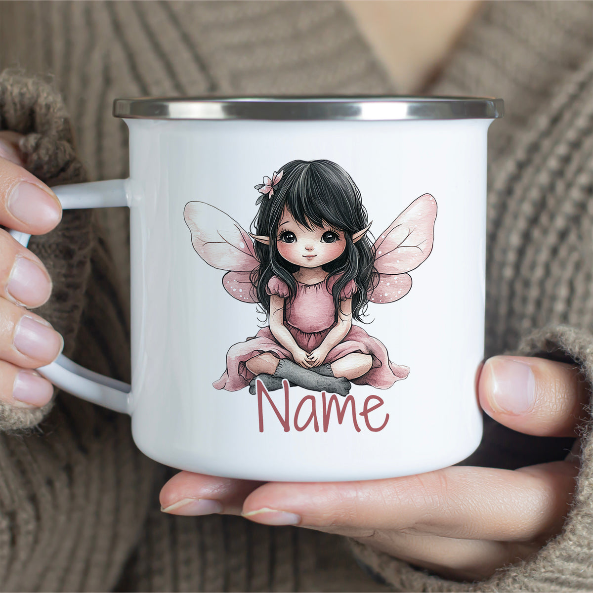 Weißer Becher mit Feenmotiv und personalisiertem Namen.