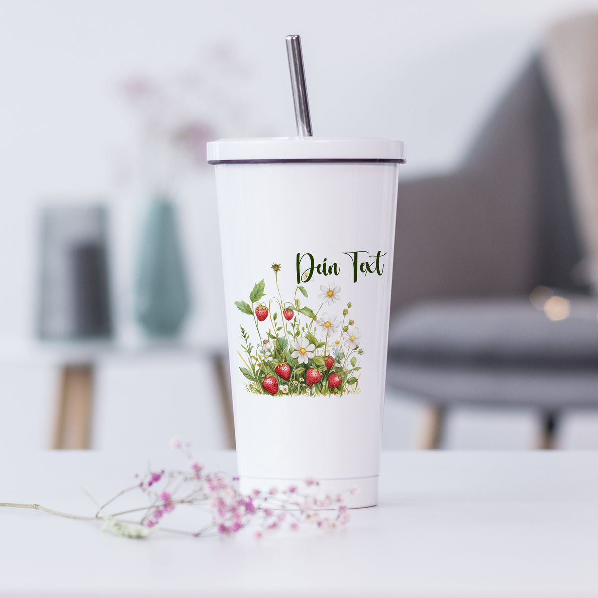 Weißer Becher mit buntem Blumen- und Erdbeerdesign.