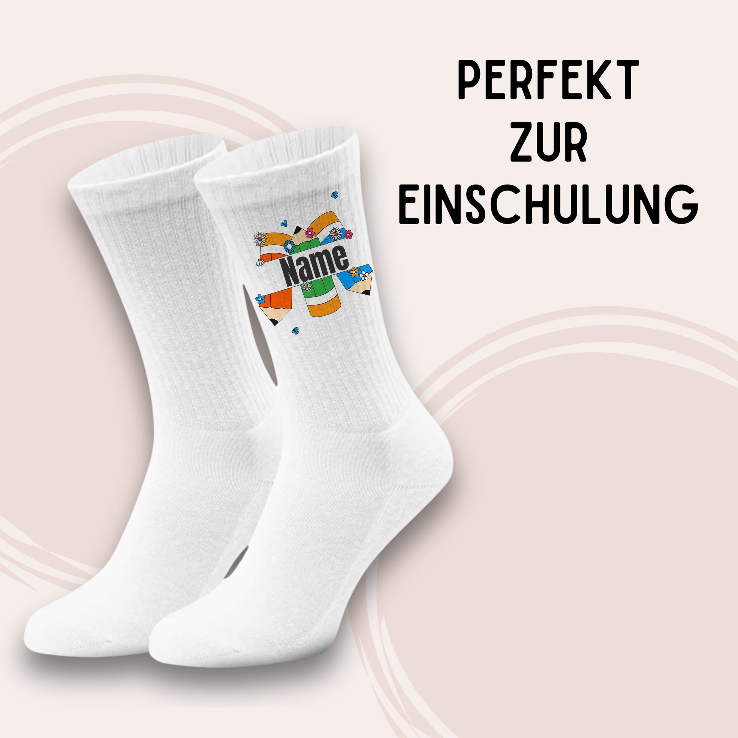 Weiße Socken mit buntem Einschulungsdesign und Platz für Namen.