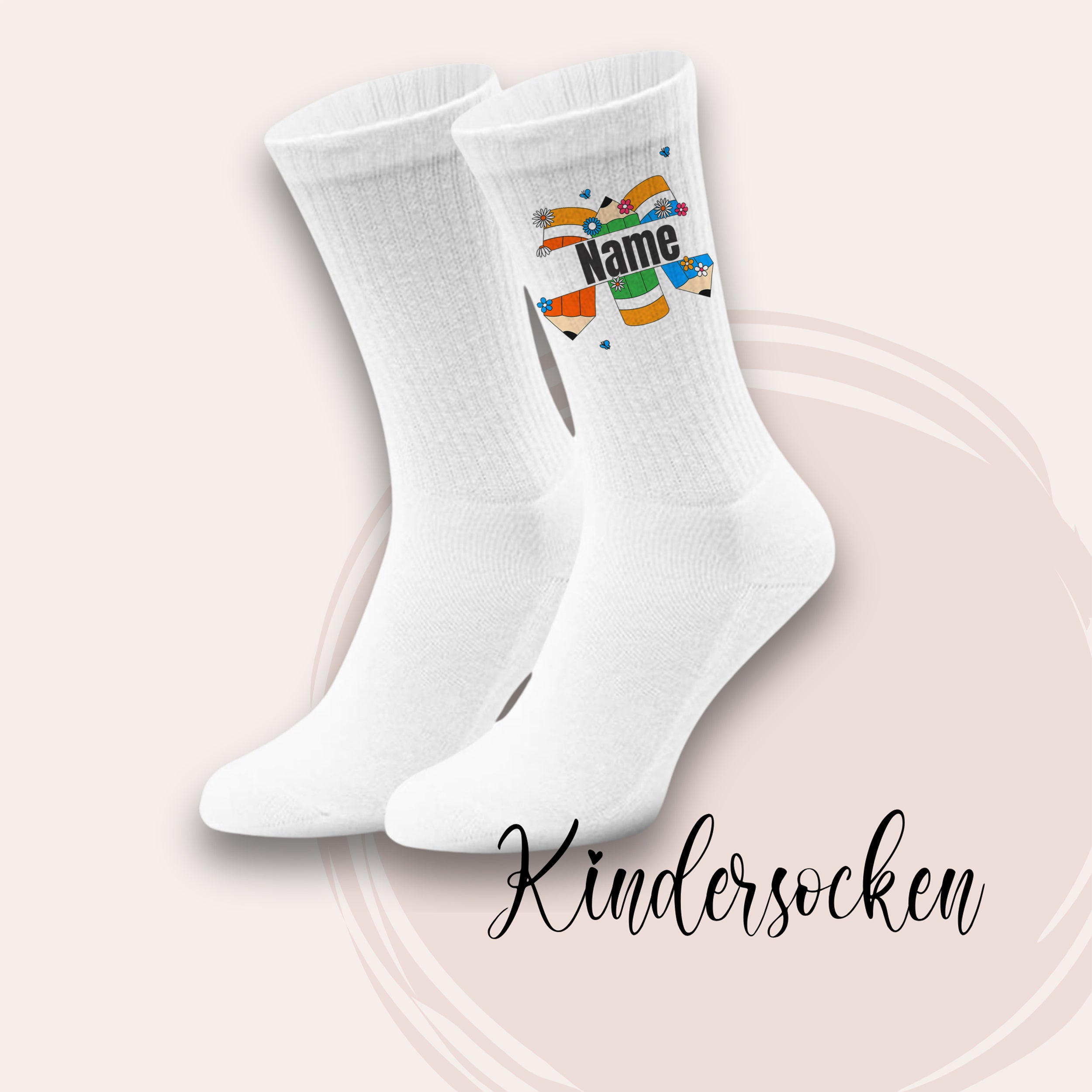 Weiße Kindersocken mit buntem, personalisiertem Design.