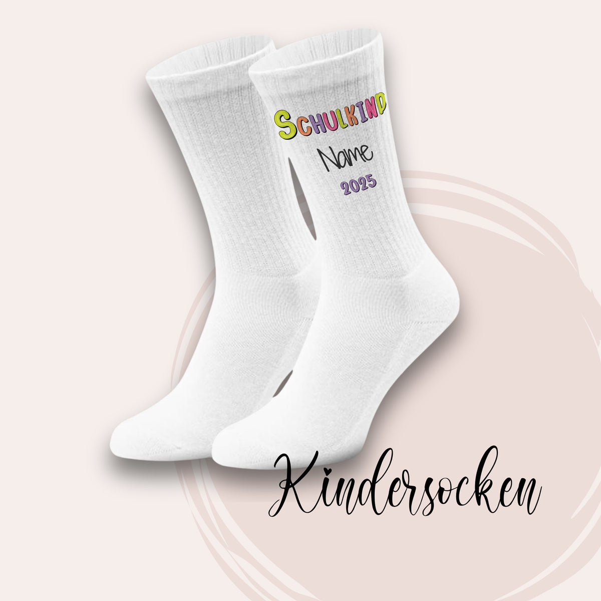 Weiße Kindersocken mit buntem Aufdruck "SCHULKIND" und Jahr 2025.