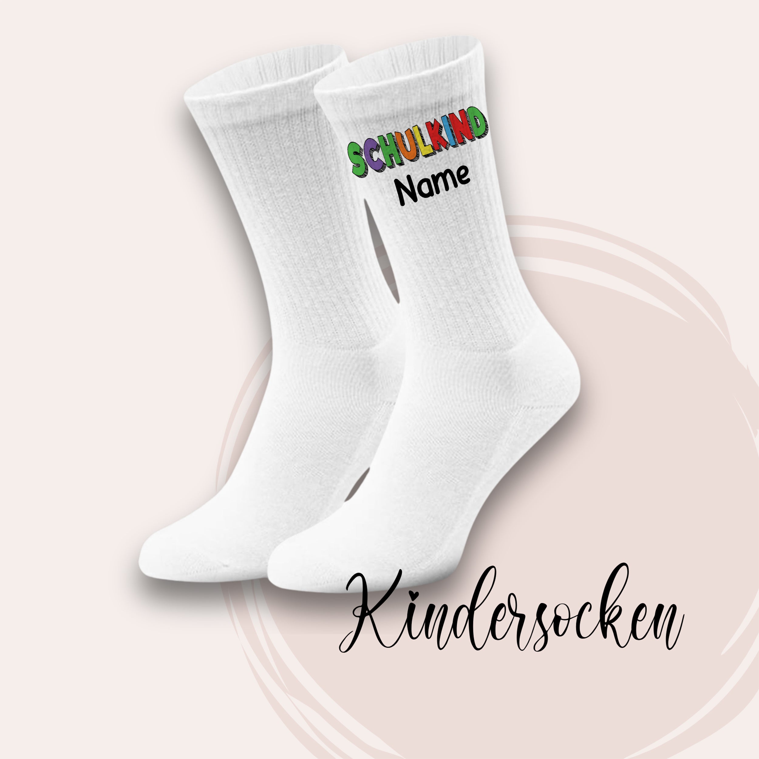 Weiße Kindersocken mit buntem Aufdruck „SCHULKIND“ und Platz für Namen.
