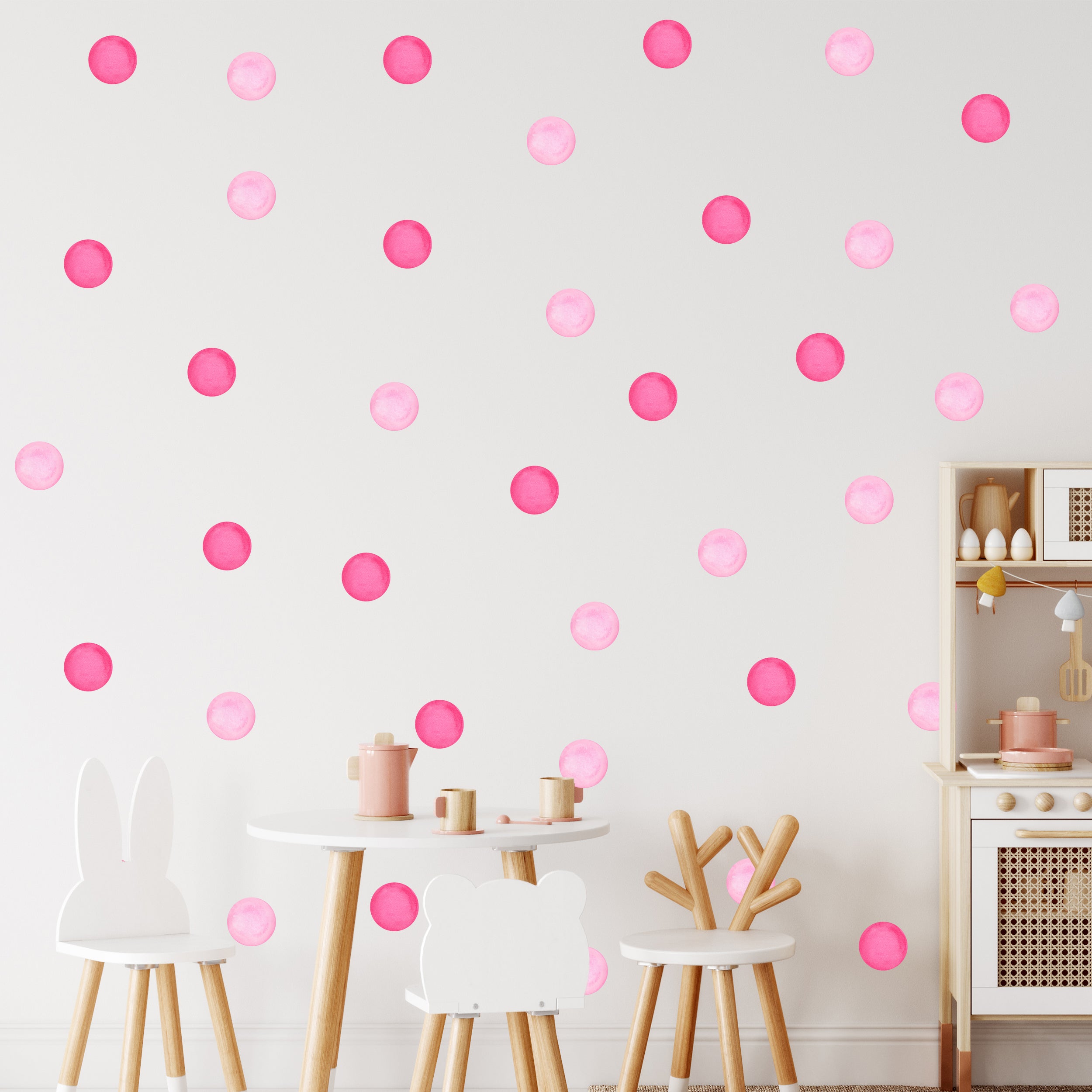 Rosa Punkte an einer weißen Wand in einem Kinderzimmer.