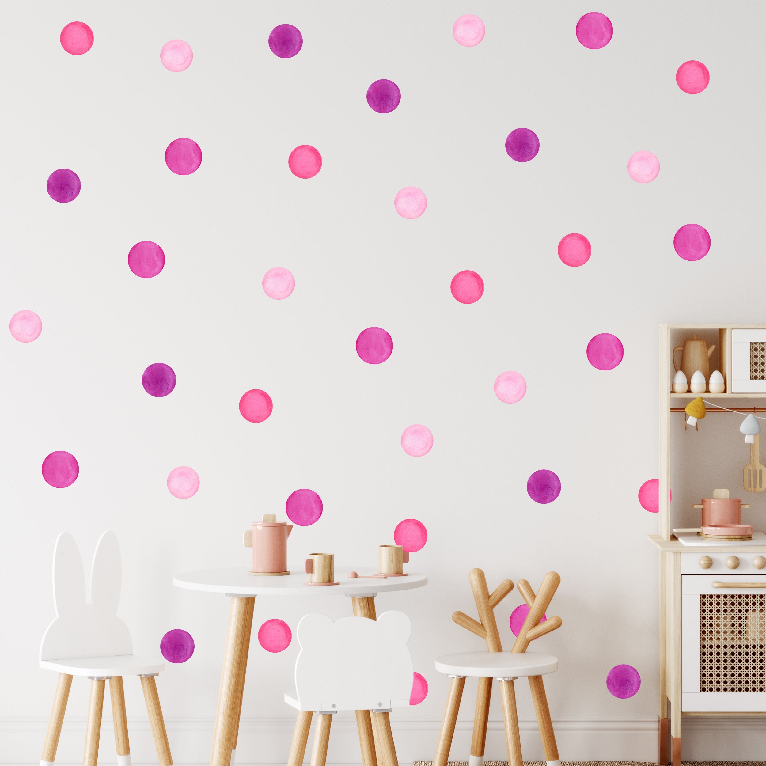 Bunte Wanddekoration mit pinken und lila Punkten.